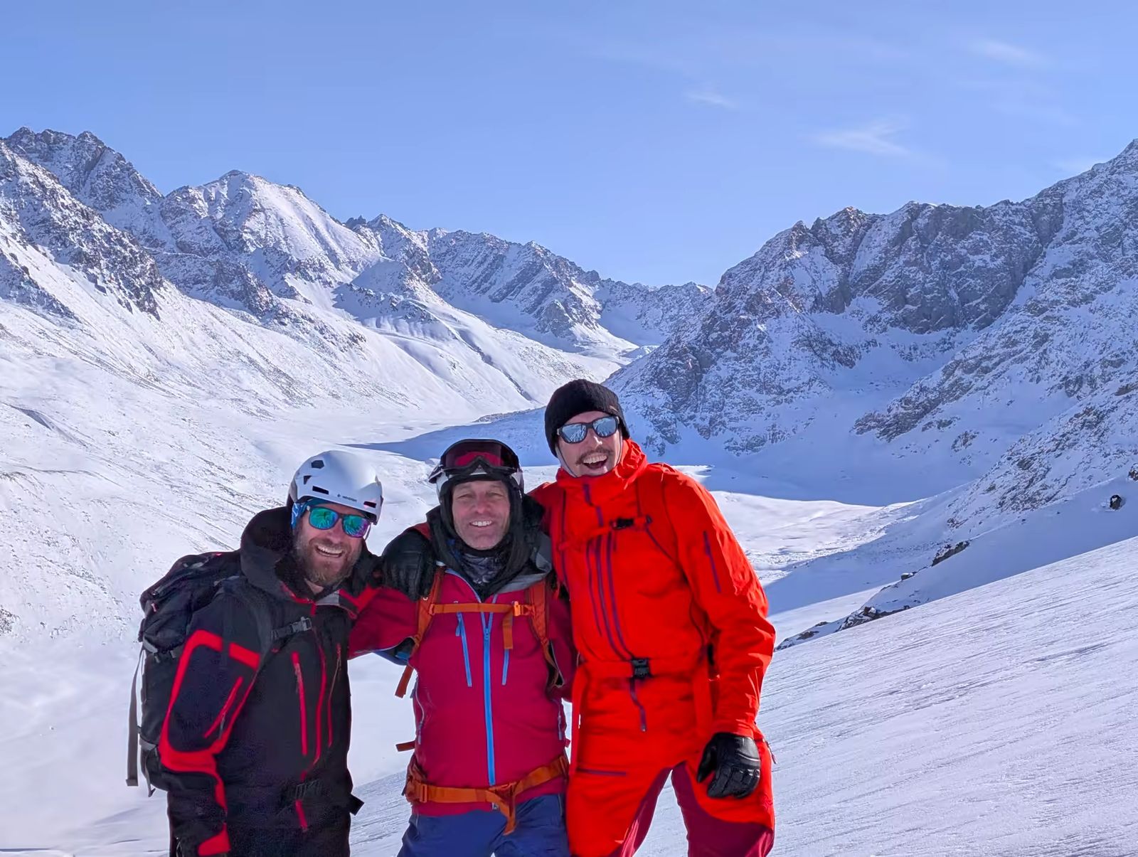 Un beau trio devant la large vallée du camp d'altitude de Jyrgalan