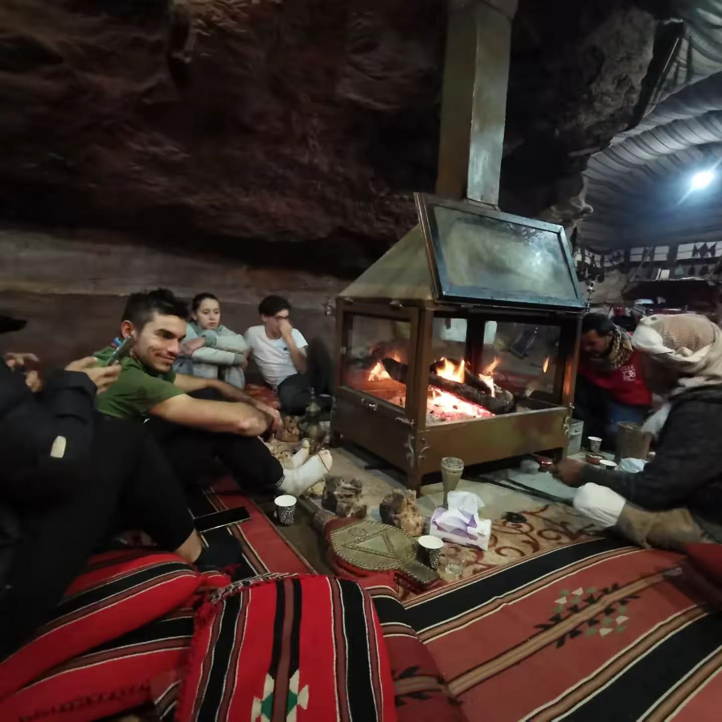 Repas partagé autour du feu dans un camp bédouin du Wadi Rum