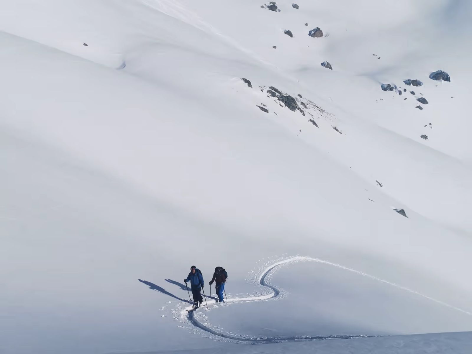Deux skieurs suivant une trace en montée dans le massif des Cerces