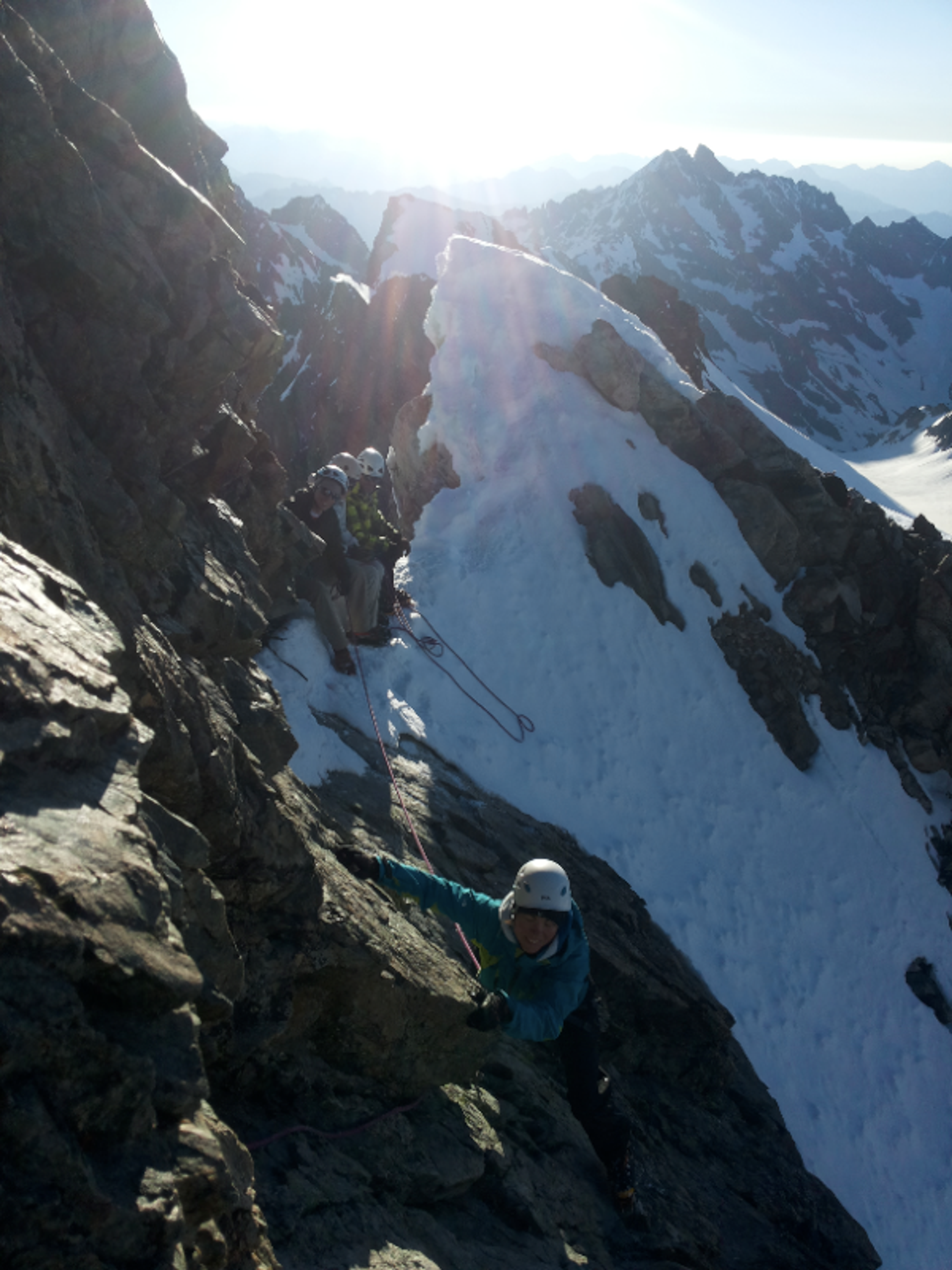 Roche Faurio - Caroline aux prises avec la dalle de l'arête sommitale