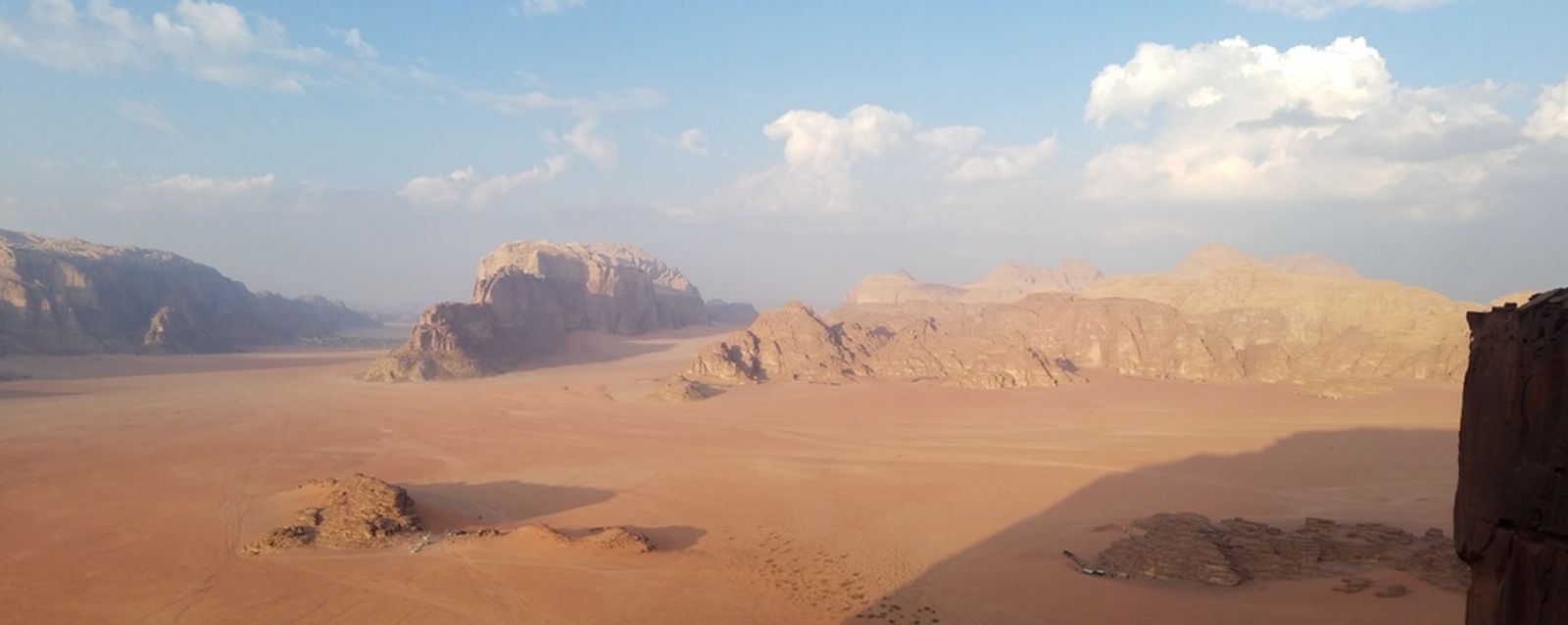 Beau paysage de wadi-rum avec le désert et les massifs de grès