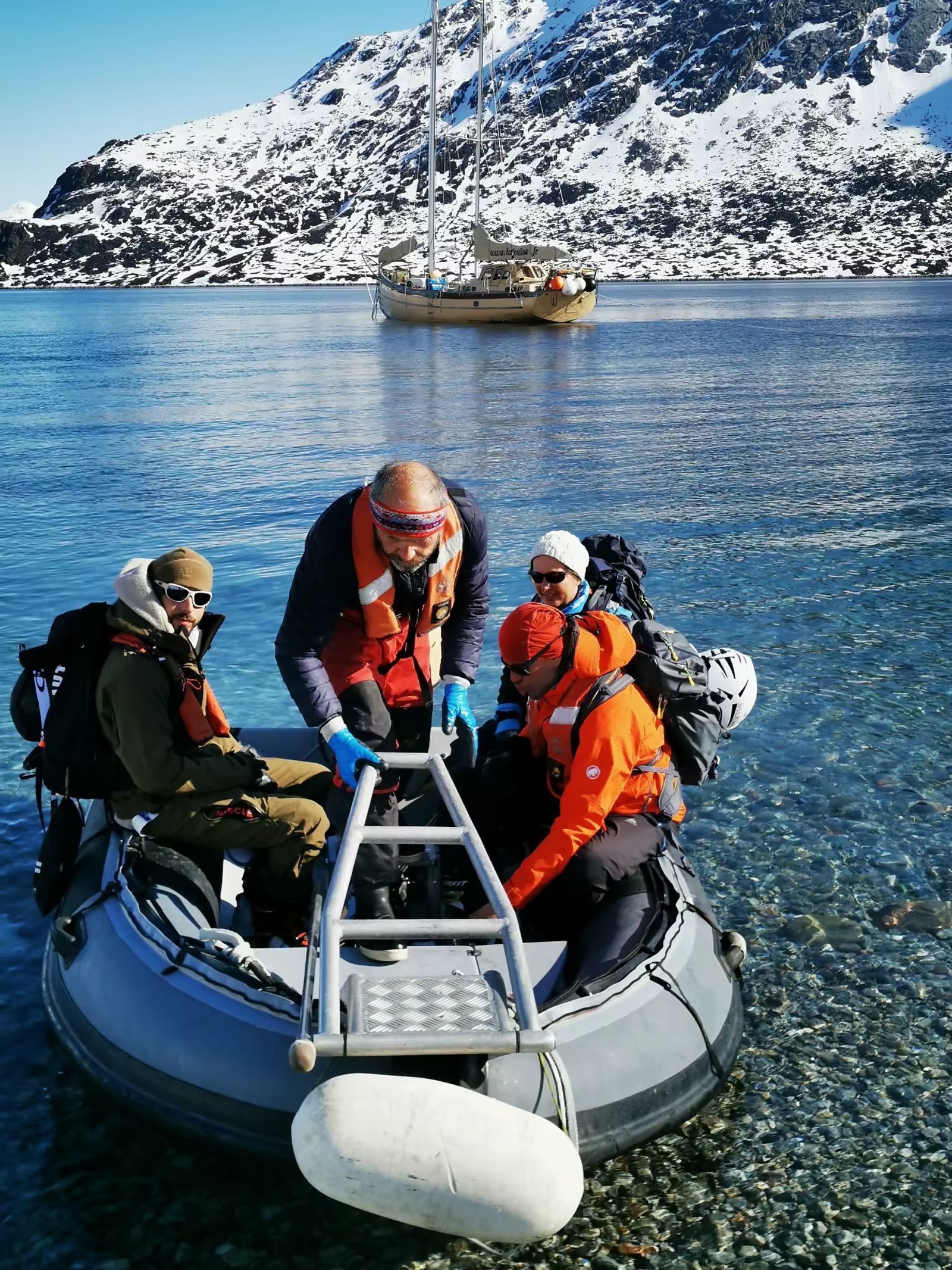 Groupe débarquant en annexe pour une journée de ski de randonnée dans un fjord du Groenland