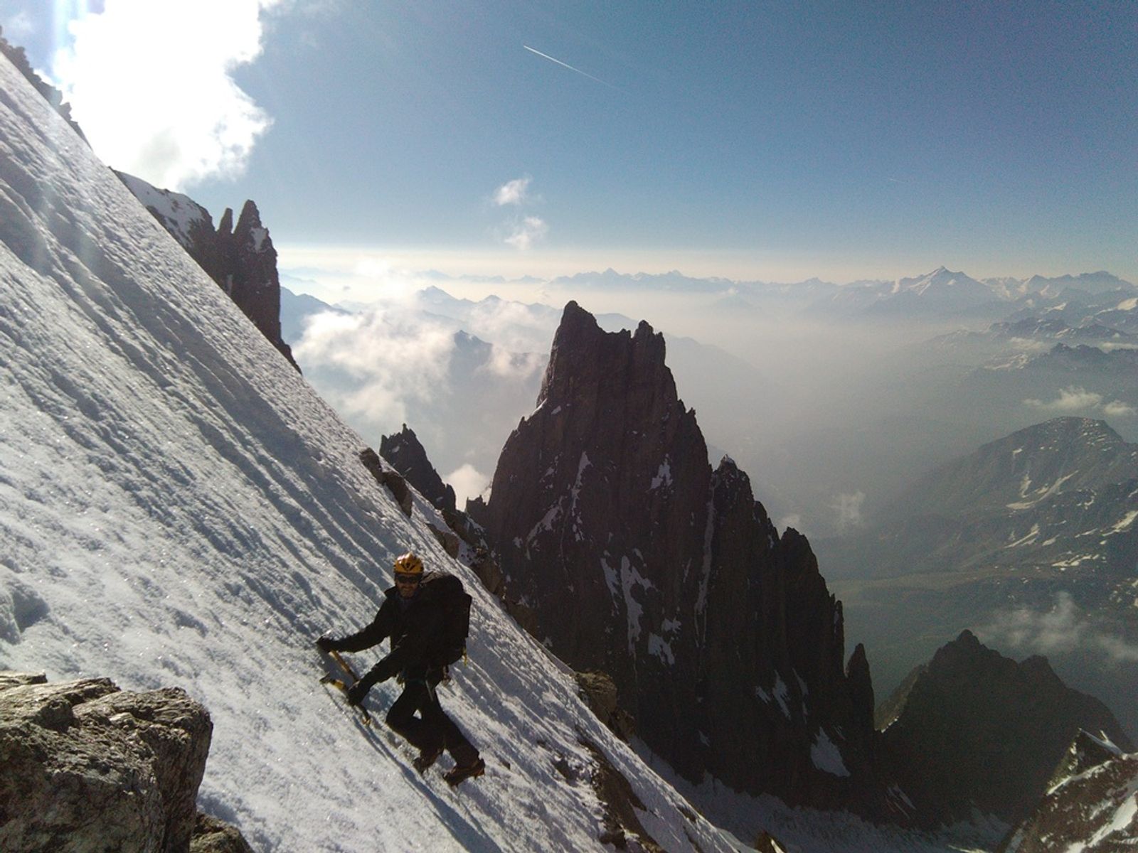 Alpiniste en solo dans des pentes de neige à l'arrivée au bivouac Ecclès