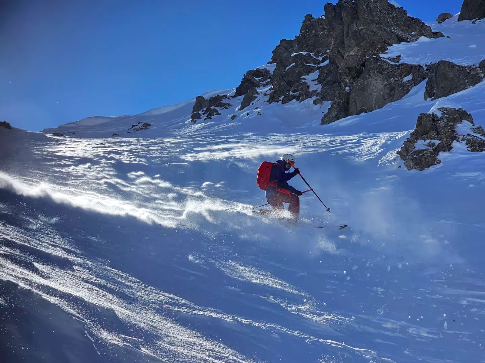 Tonio en telemark dans la partie raide du couloir de l'Eyssilloun