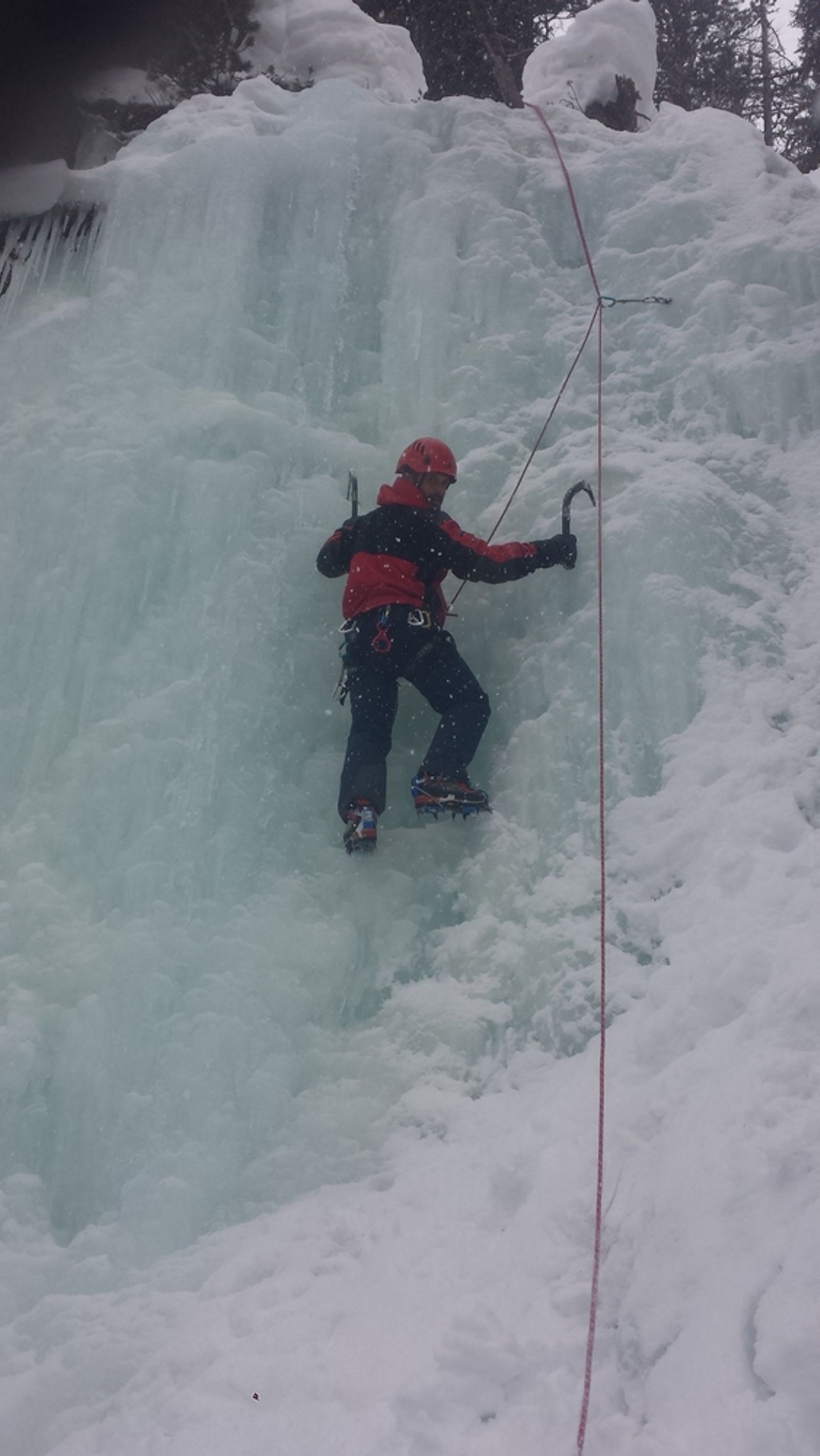 Dernière longueur de la cascade de glace des Formes du Chaos à Ceillac