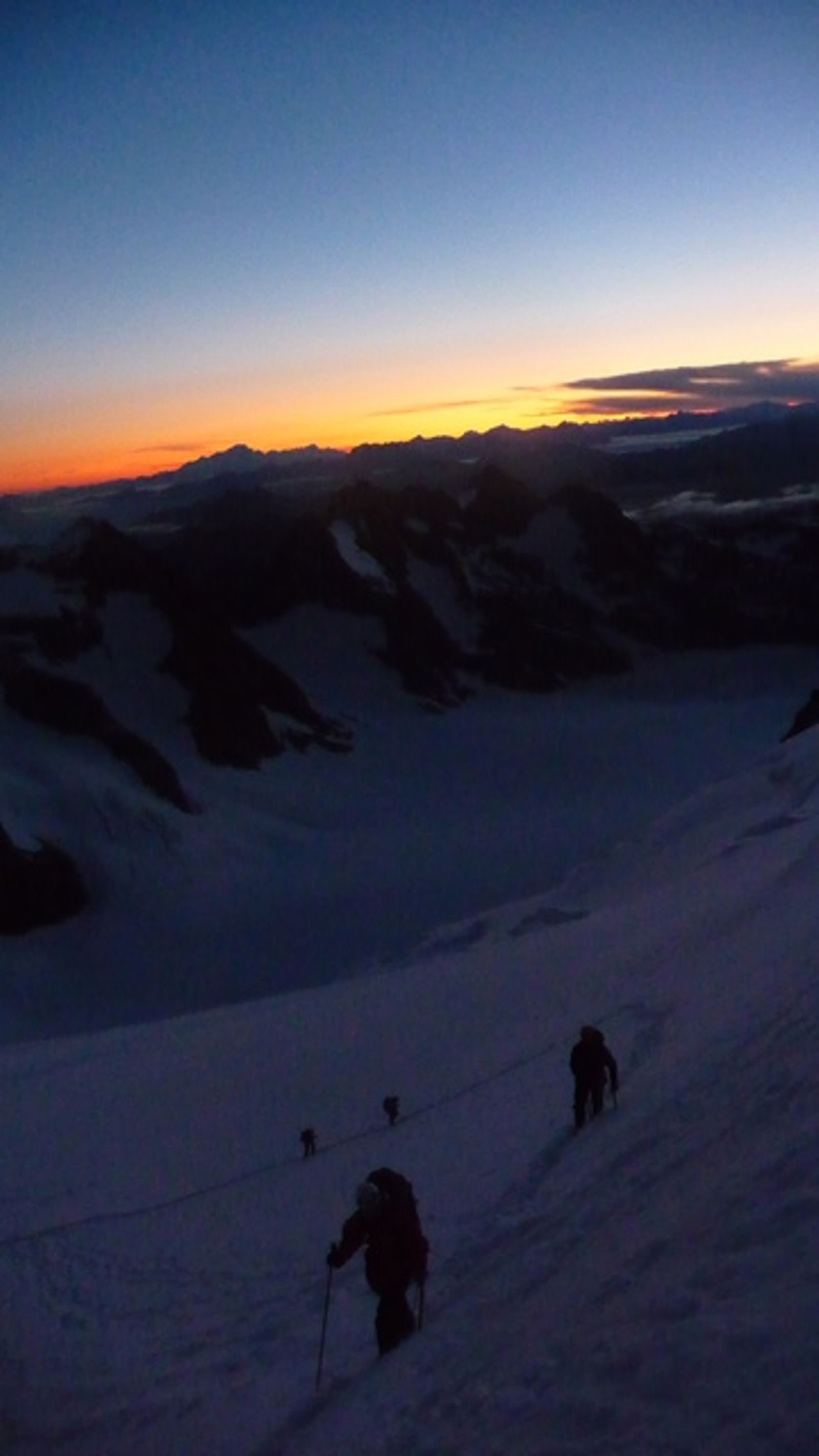 Dôme des Ecrins - Tandis que le Mont Blanc pointe le bout de son nez...