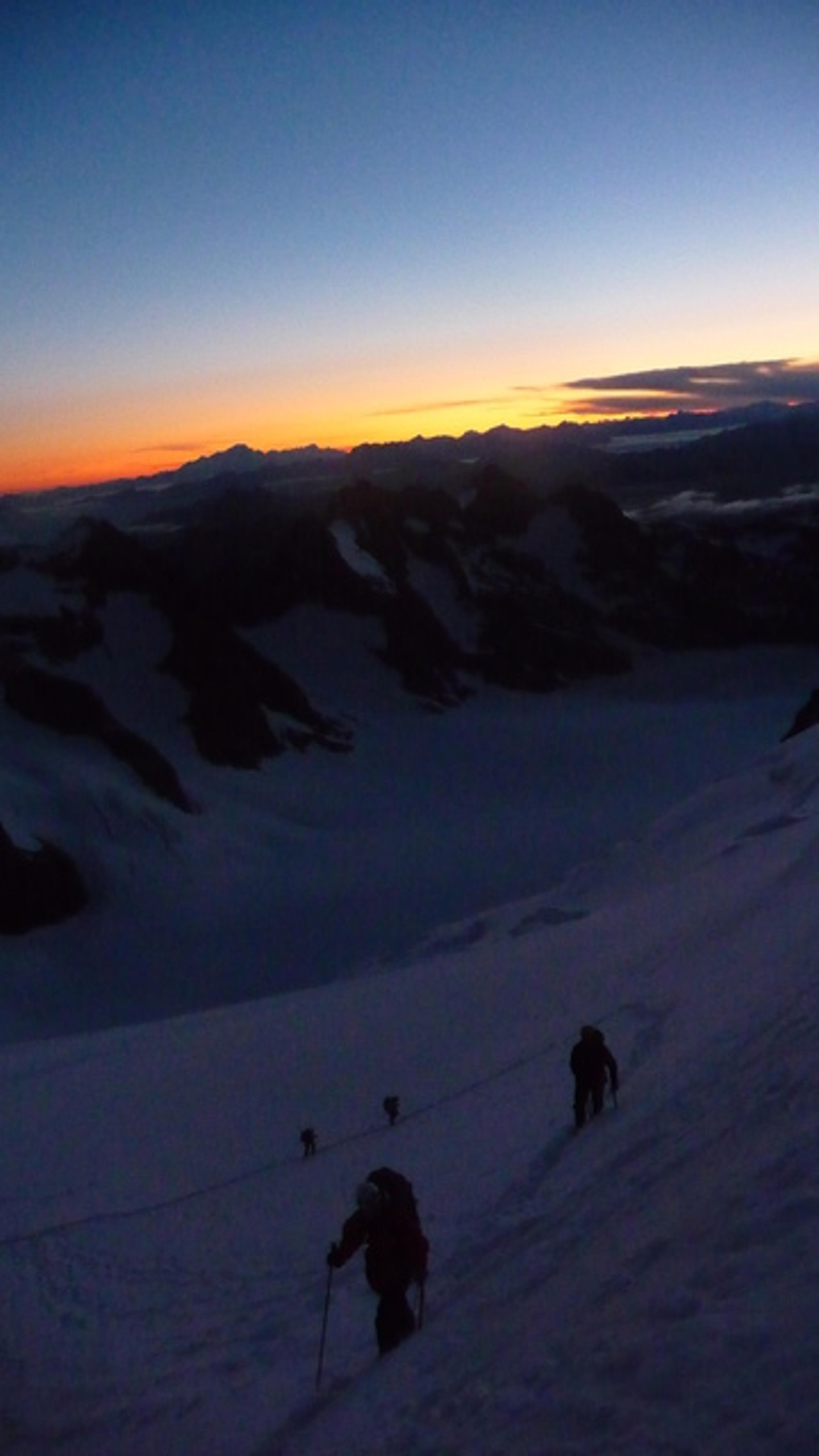 Dôme des Ecrins - Tandis que le Mont Blanc pointe le bout de son nez...