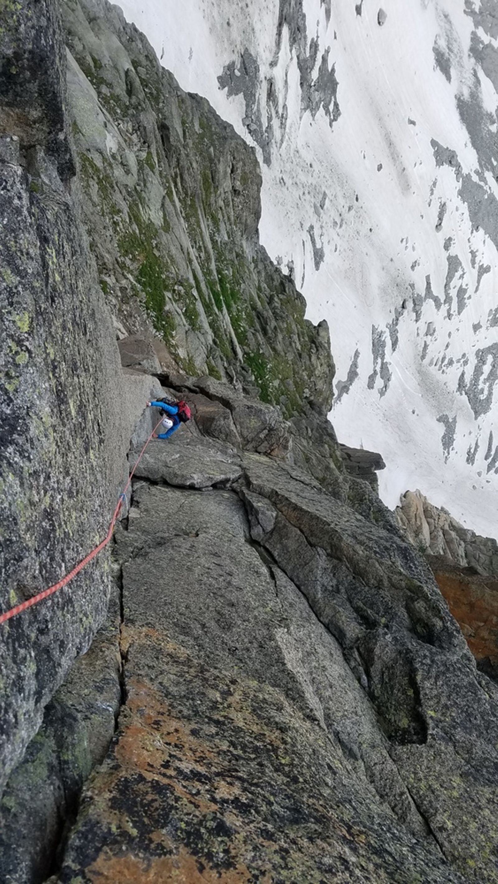 Début de l’escalade dans Nabot Léon sur le pilier rouge de Blaitière.