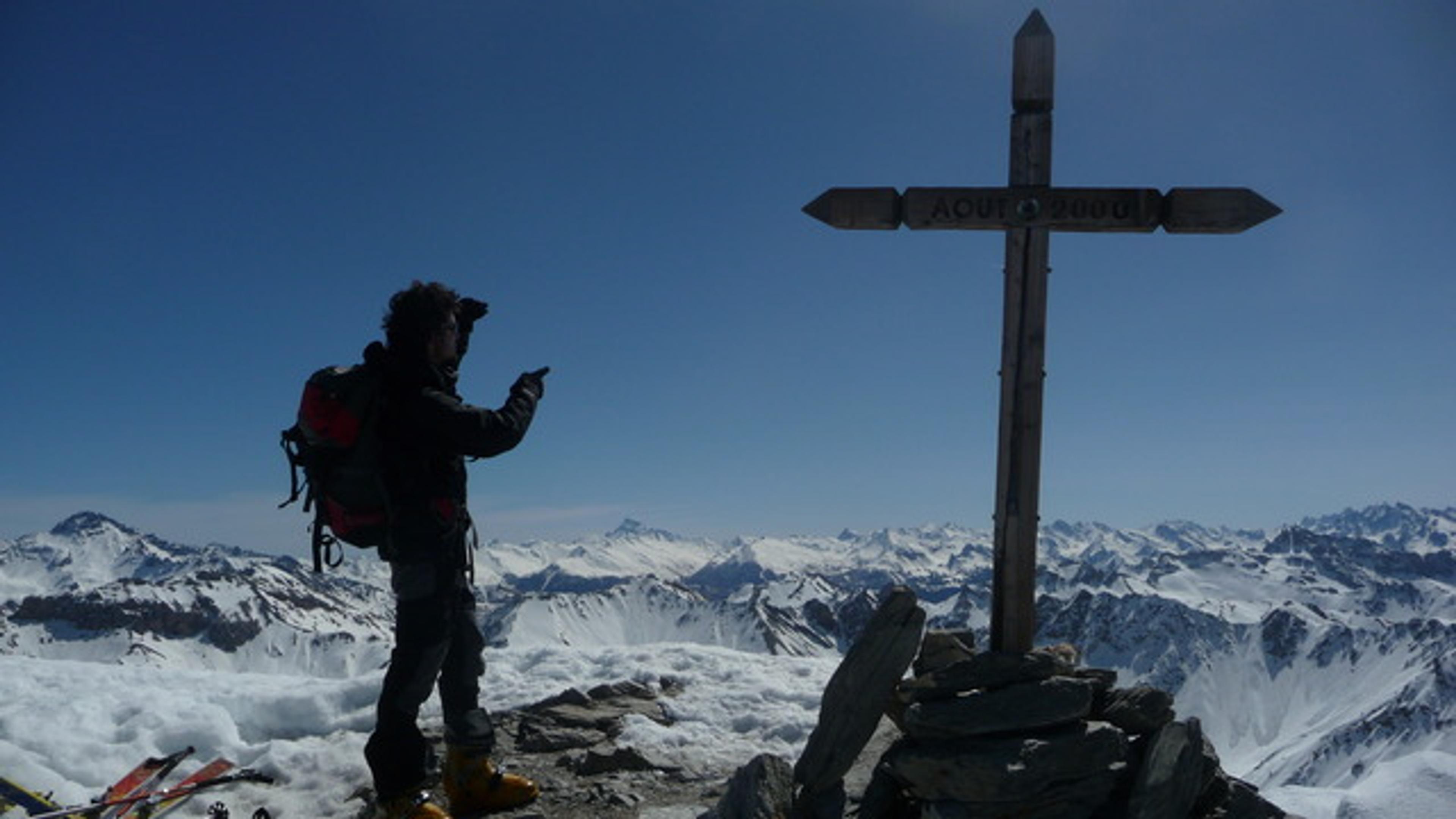 Tibo regarde le Queyras au sommet de Peyre Eyraute