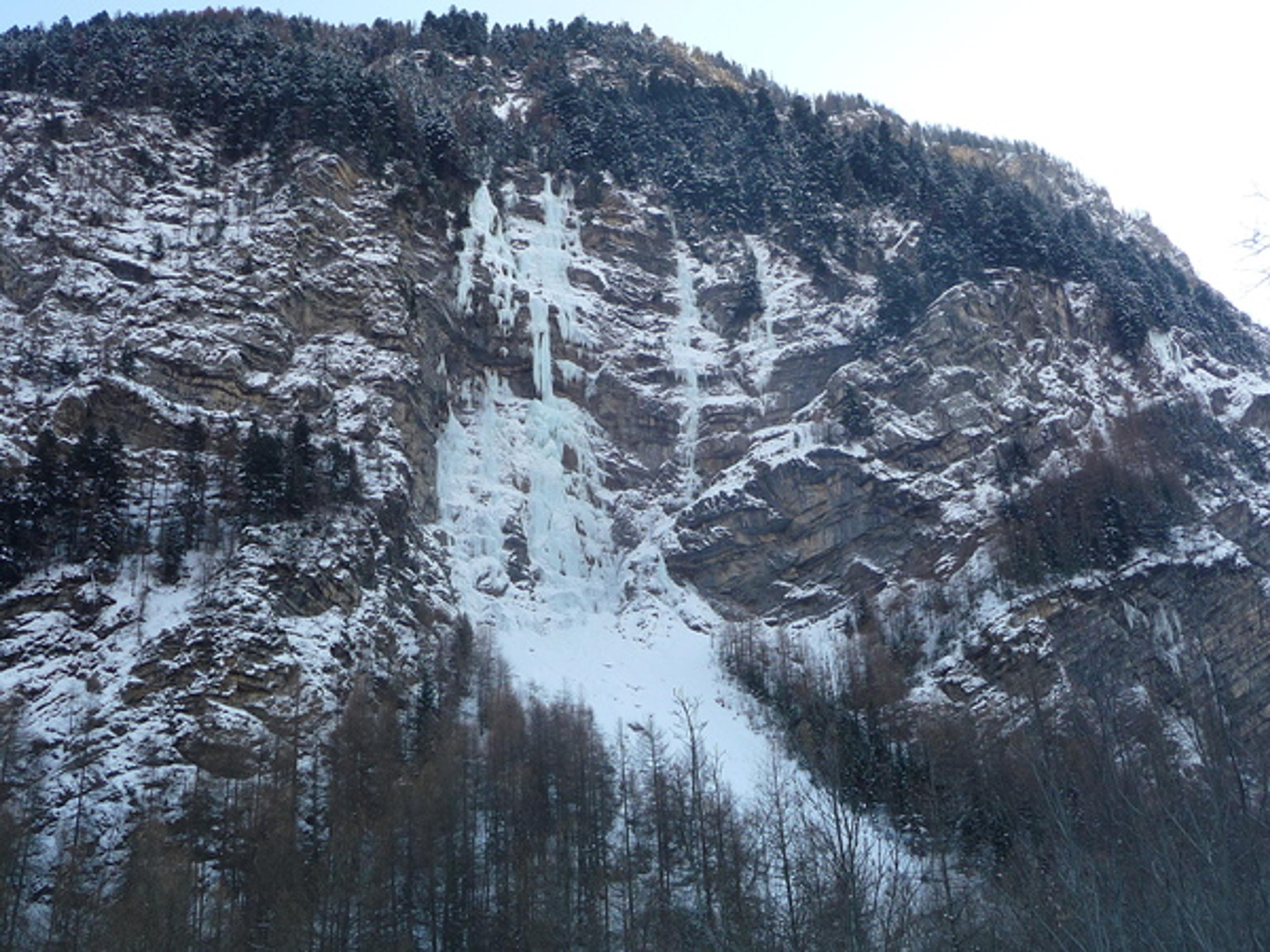 Cousin Hubert - La cascade vue du parking