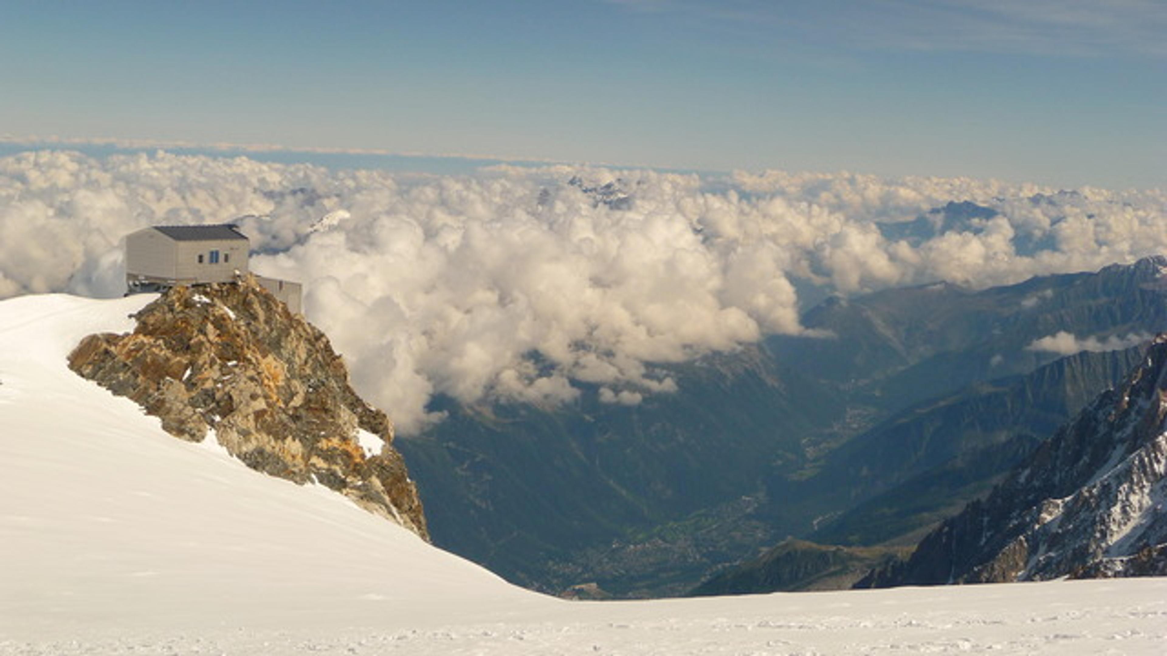Mont Blanc par les Trois Monts - Vallot domine la vallée de l'Arve