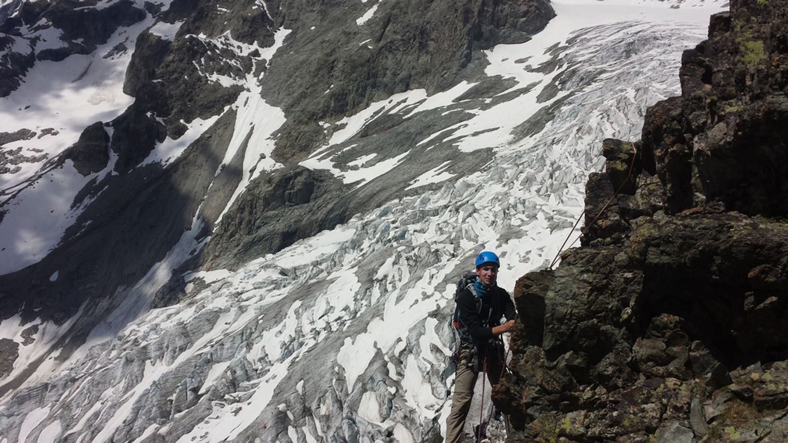 Stage autonomie - Pointe Estienne - PDB - Mathieu sur fond de glacier blanc