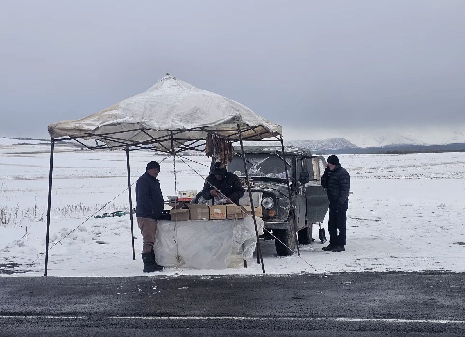Vendeur de poisson installé au bord d’une route enneigée pendant un séjour en Arménie
