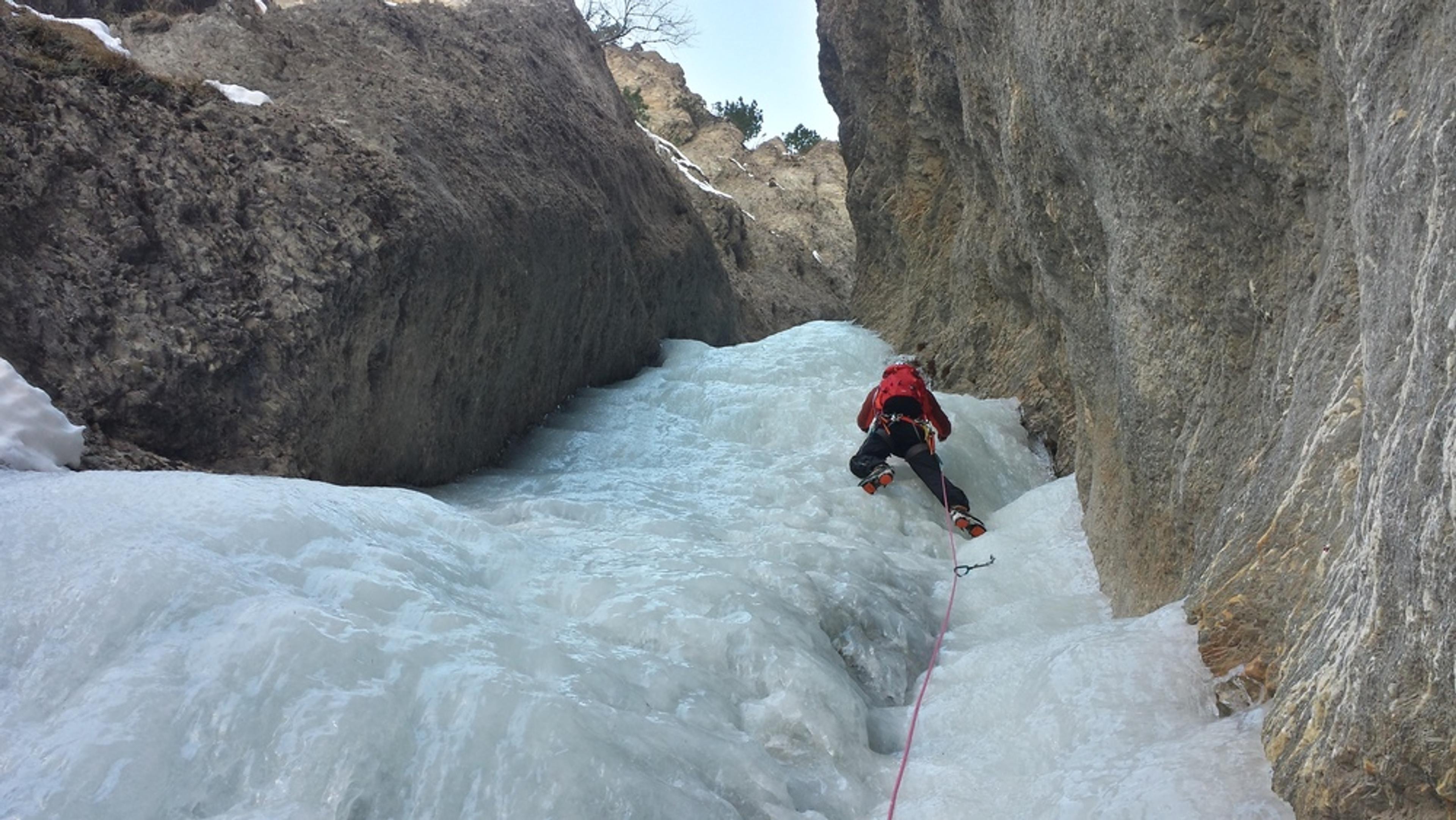 Cascade glace Ceillac - Easy rider - Julien dans la première longueur d'Easy rider