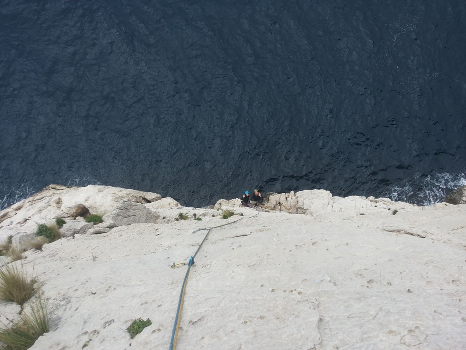 Cordes courant sur une dalle de calcaire blanc au-dessus de la mer