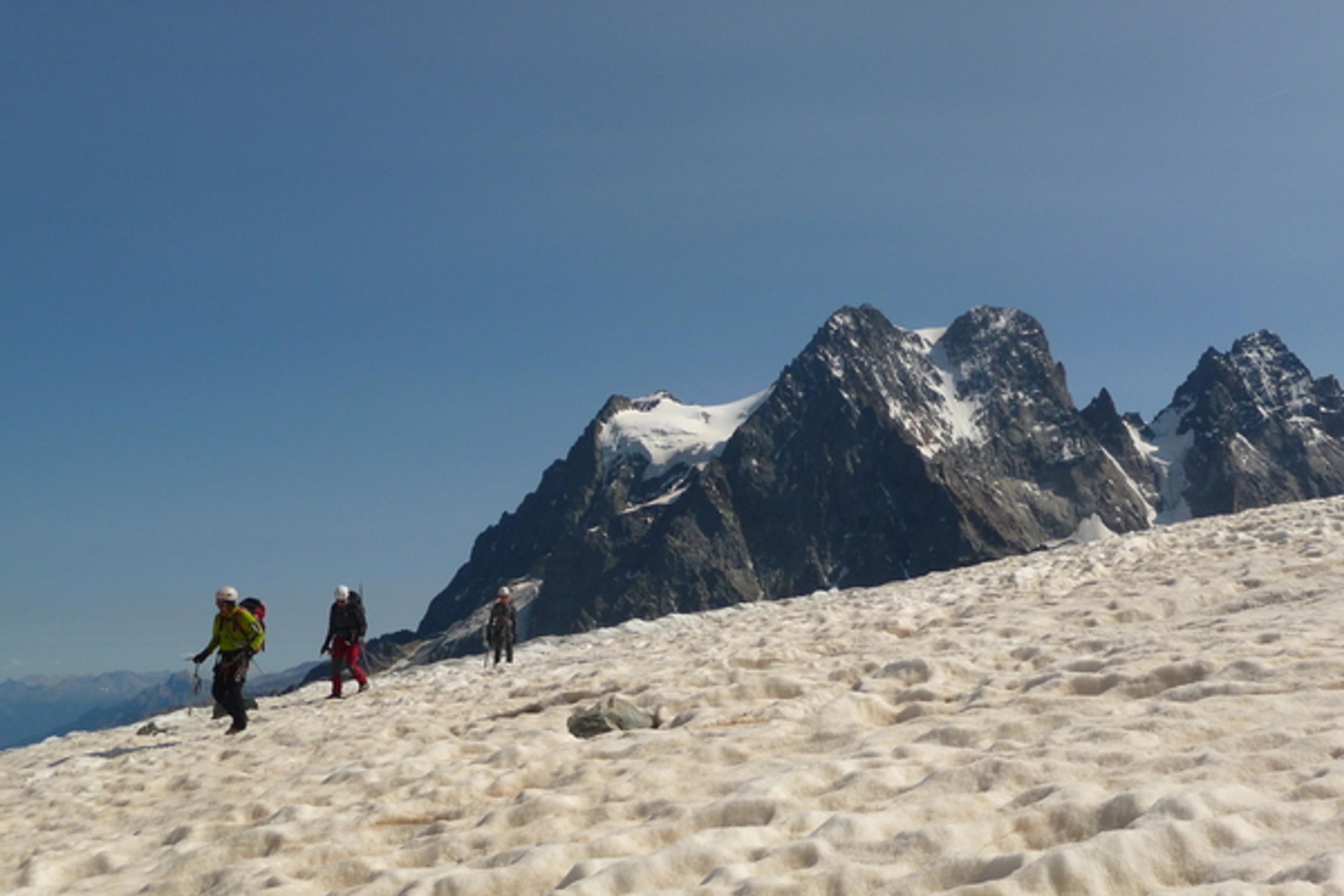 Ecole de glace - Glacier encore enneigé, corde tendue de rigueur!