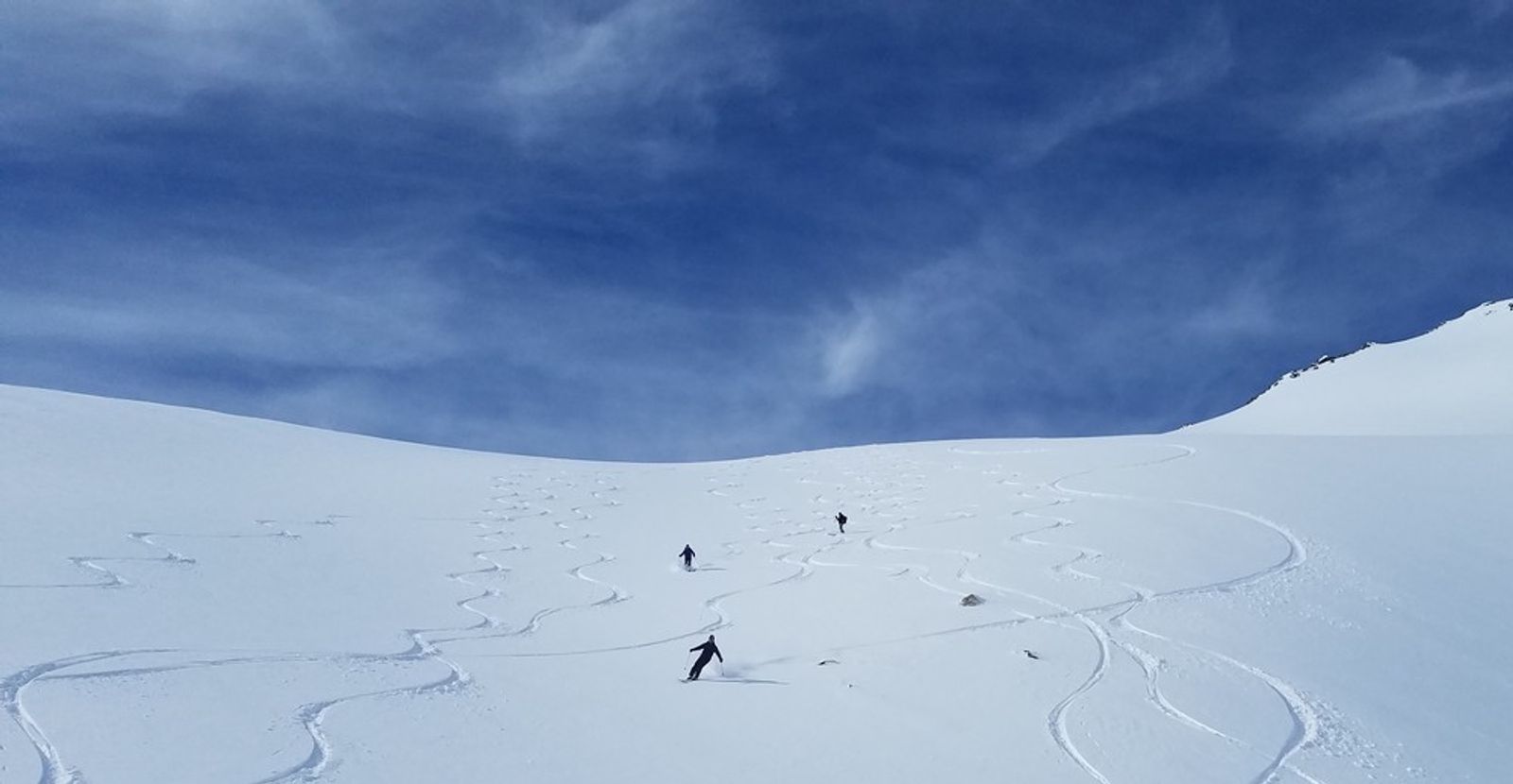 Superbes virages en poudre dans les premières pentes du Thabor