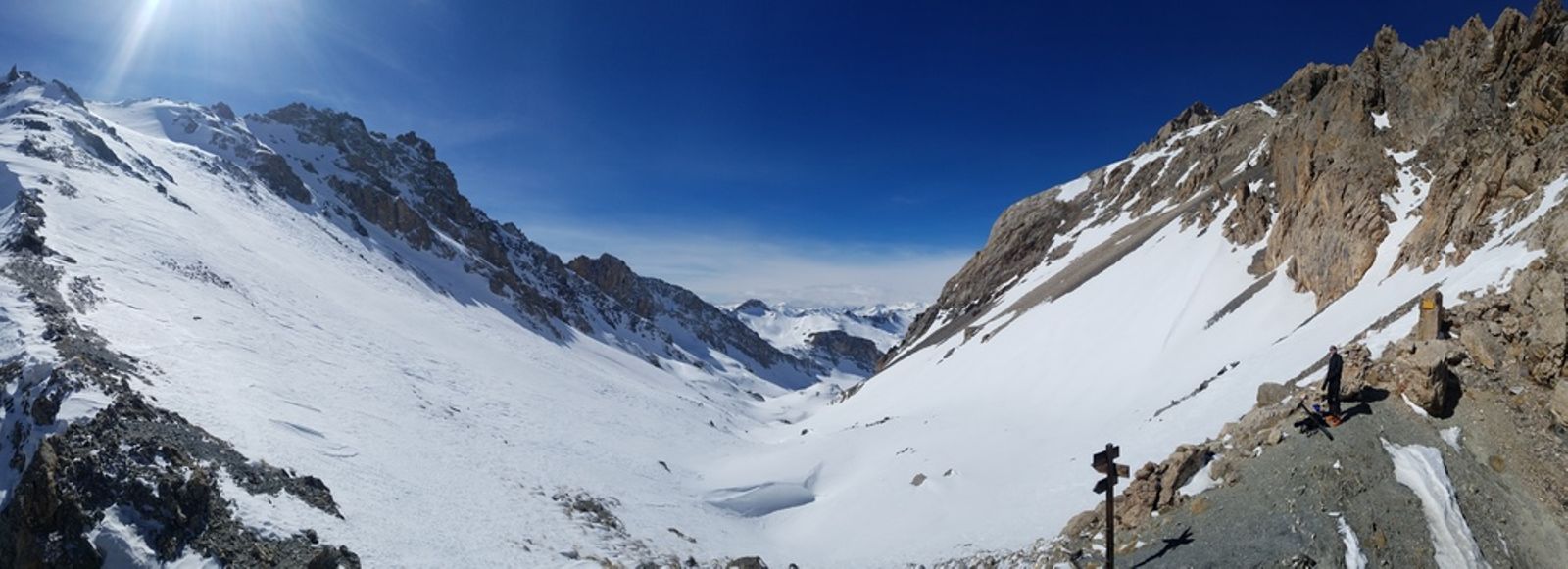 Vue sur le vallon des Pelouses depuis le pas du Curé en ski de randonnée