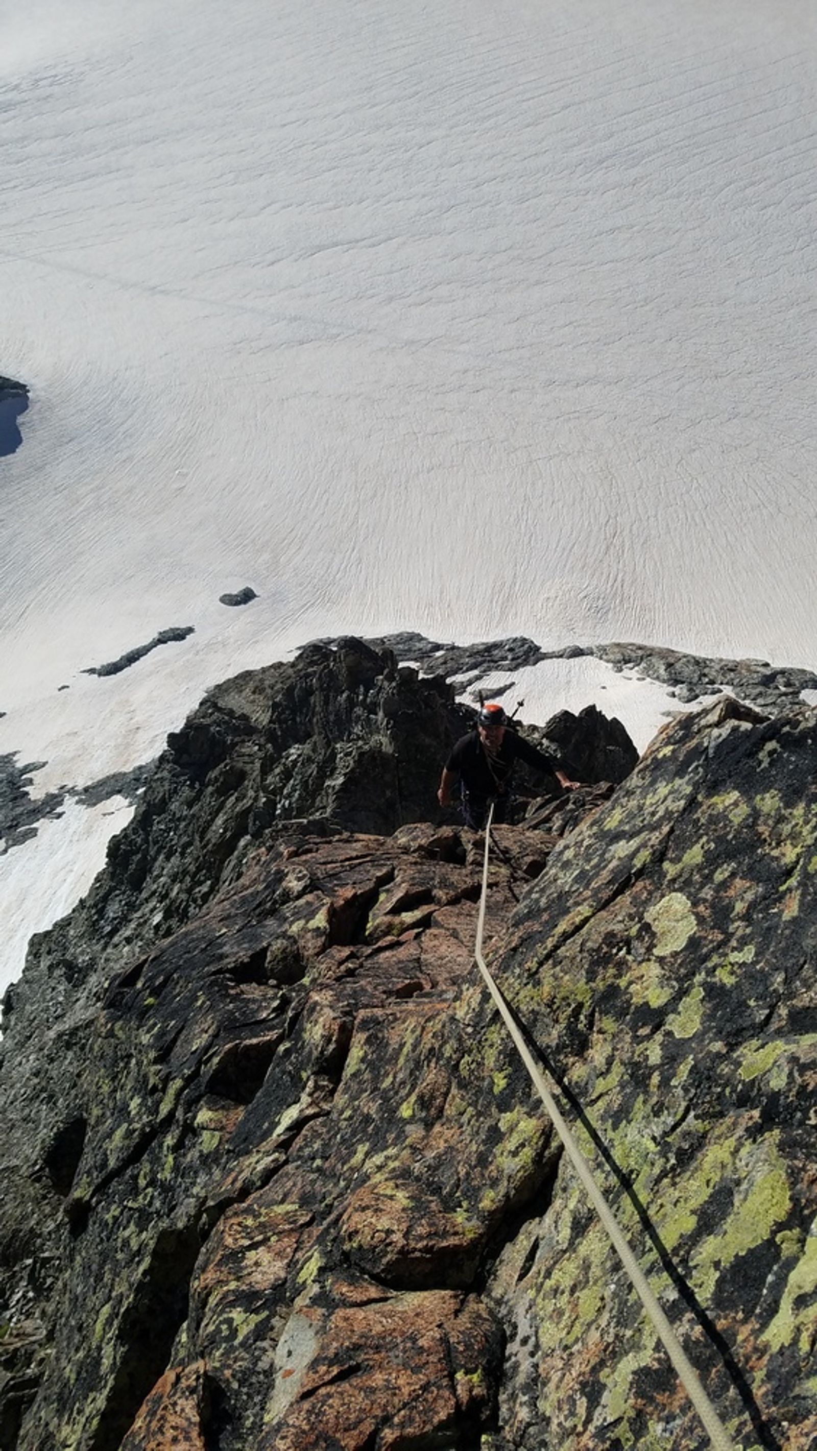 Escalade sur le rocher de l’arête sud de la pointe Louise, au-dessus du glacier.