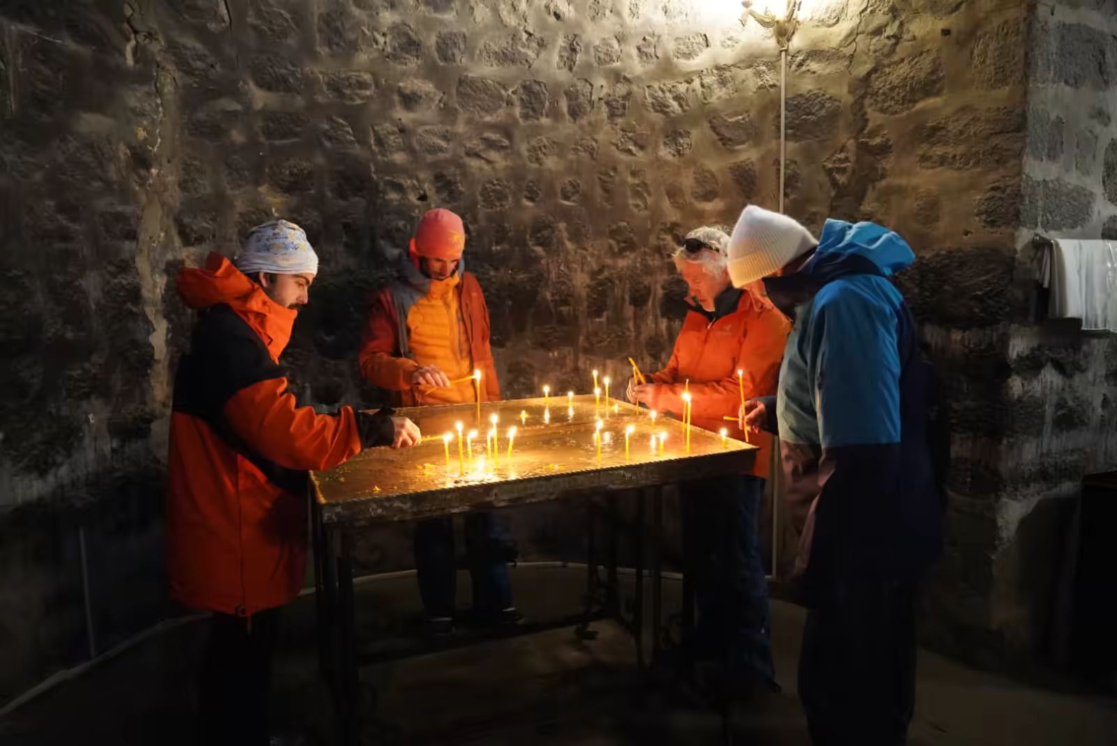 Recueillement devant les bougies dans un monastère