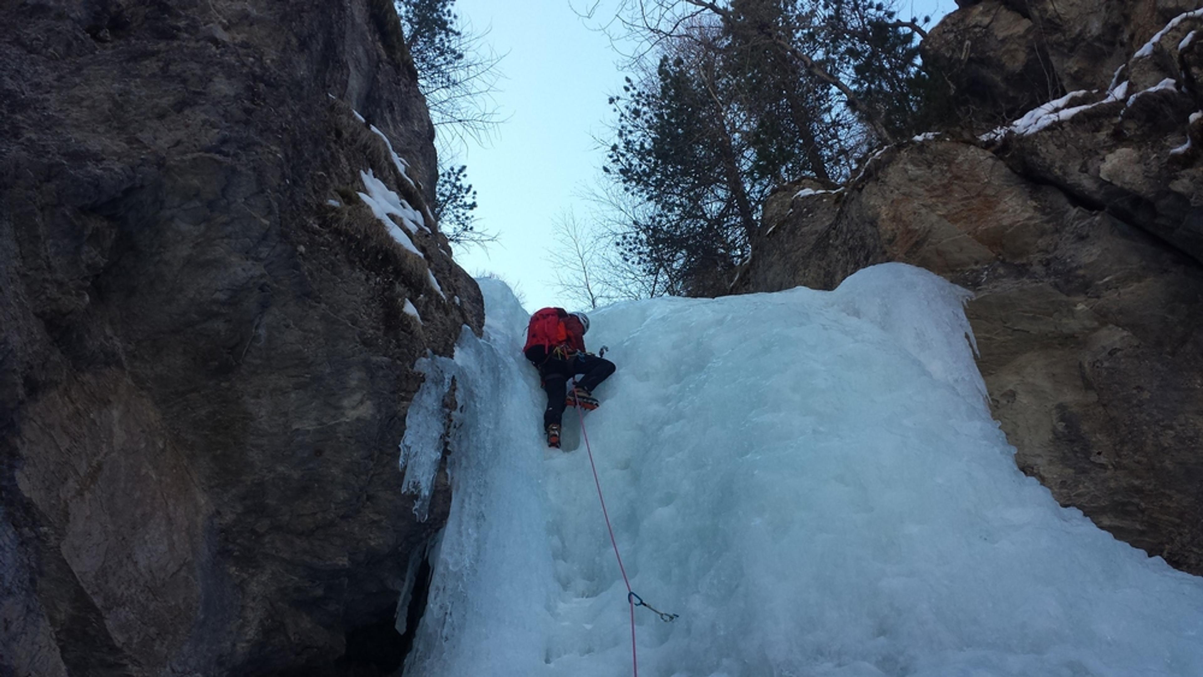 Cascade glace Ceillac - le Y de gauche - A l'attaque