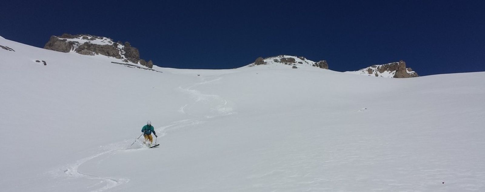 Skieur fait de belles traces dans le versant sud du Grand Beal