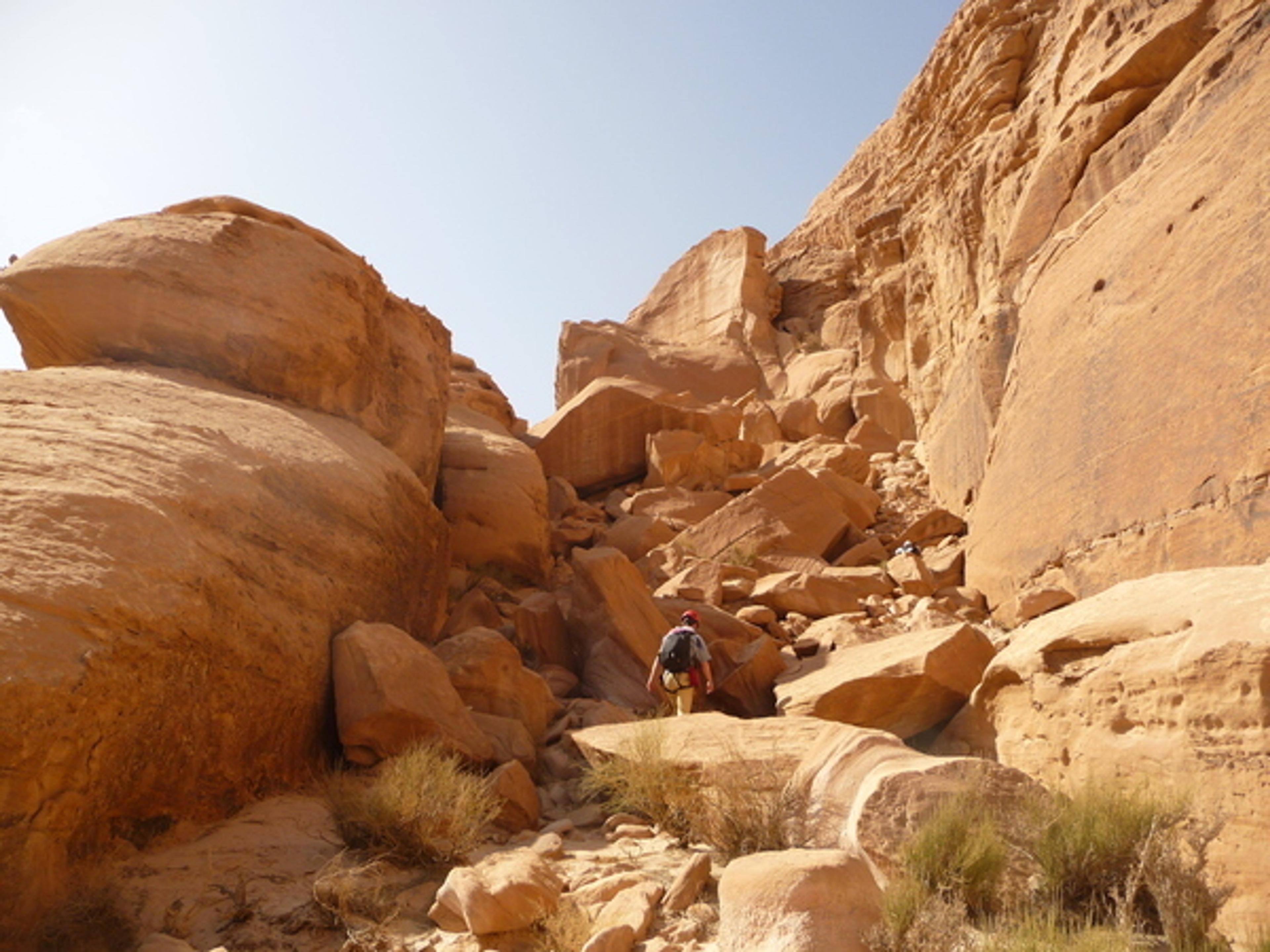 Traversée Jebel Rum - Eboulis de gros blocs, on se fourvoie!