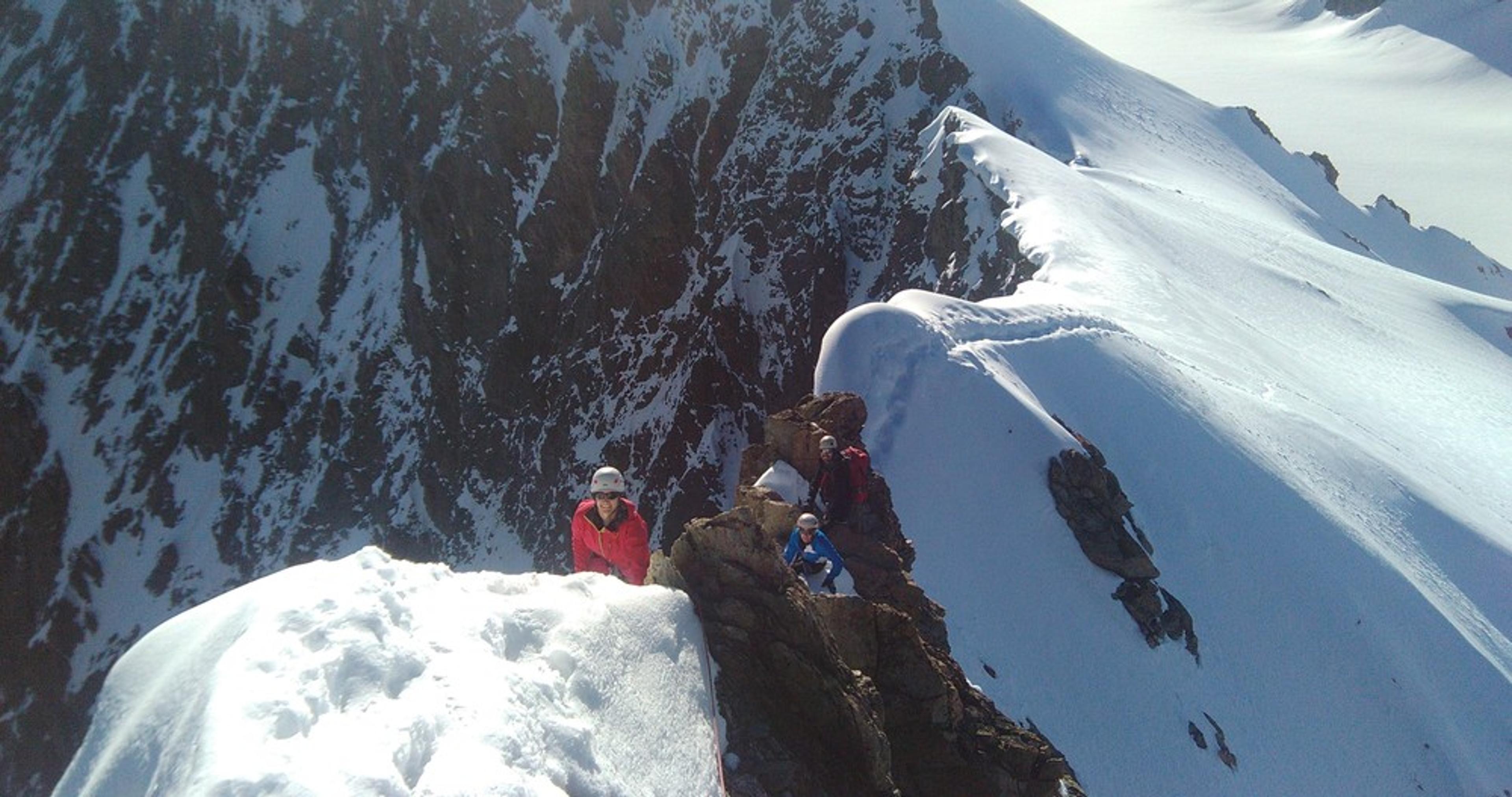 Stage initiation alpinisme - L'arête bien enneigée