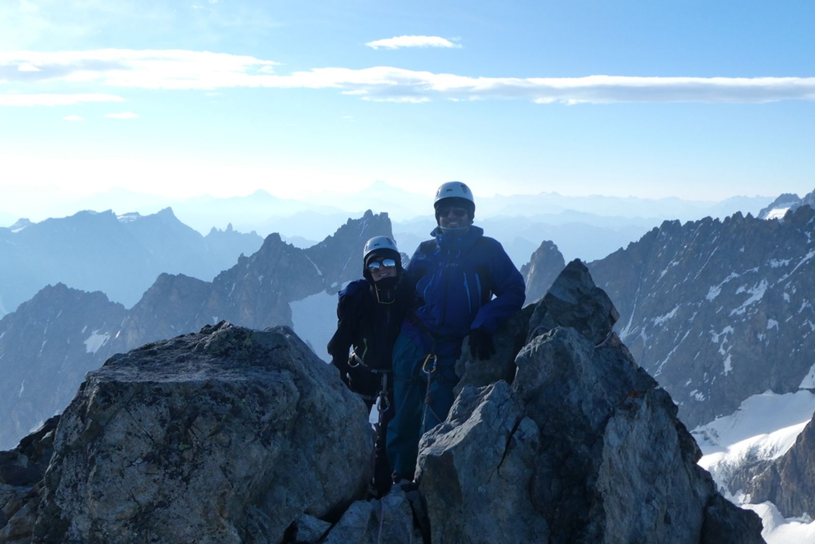 Roche Faurio pendant le séjour d’alpinisme consacré au bleu du ciel dans les Écrins
