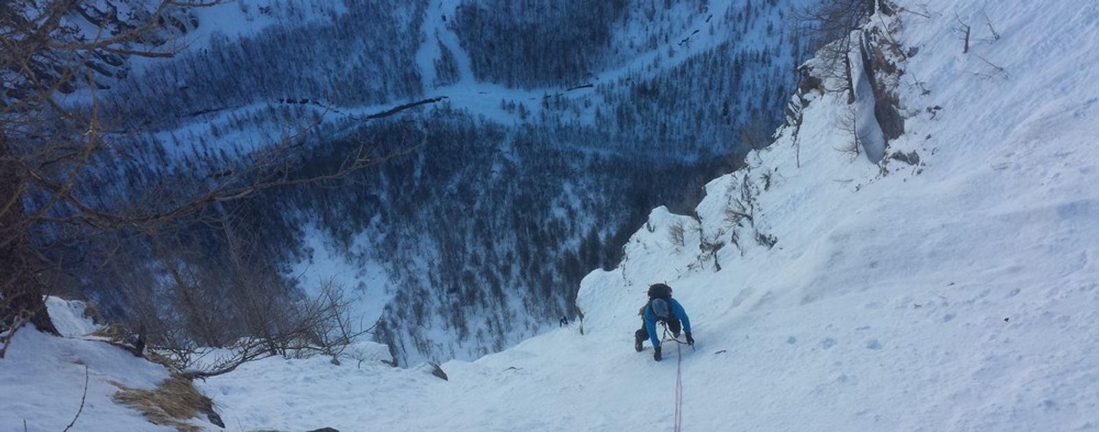 Escalade dans les rideaux de glace supérieurs d’Au-delà des Ombres à Freissinières