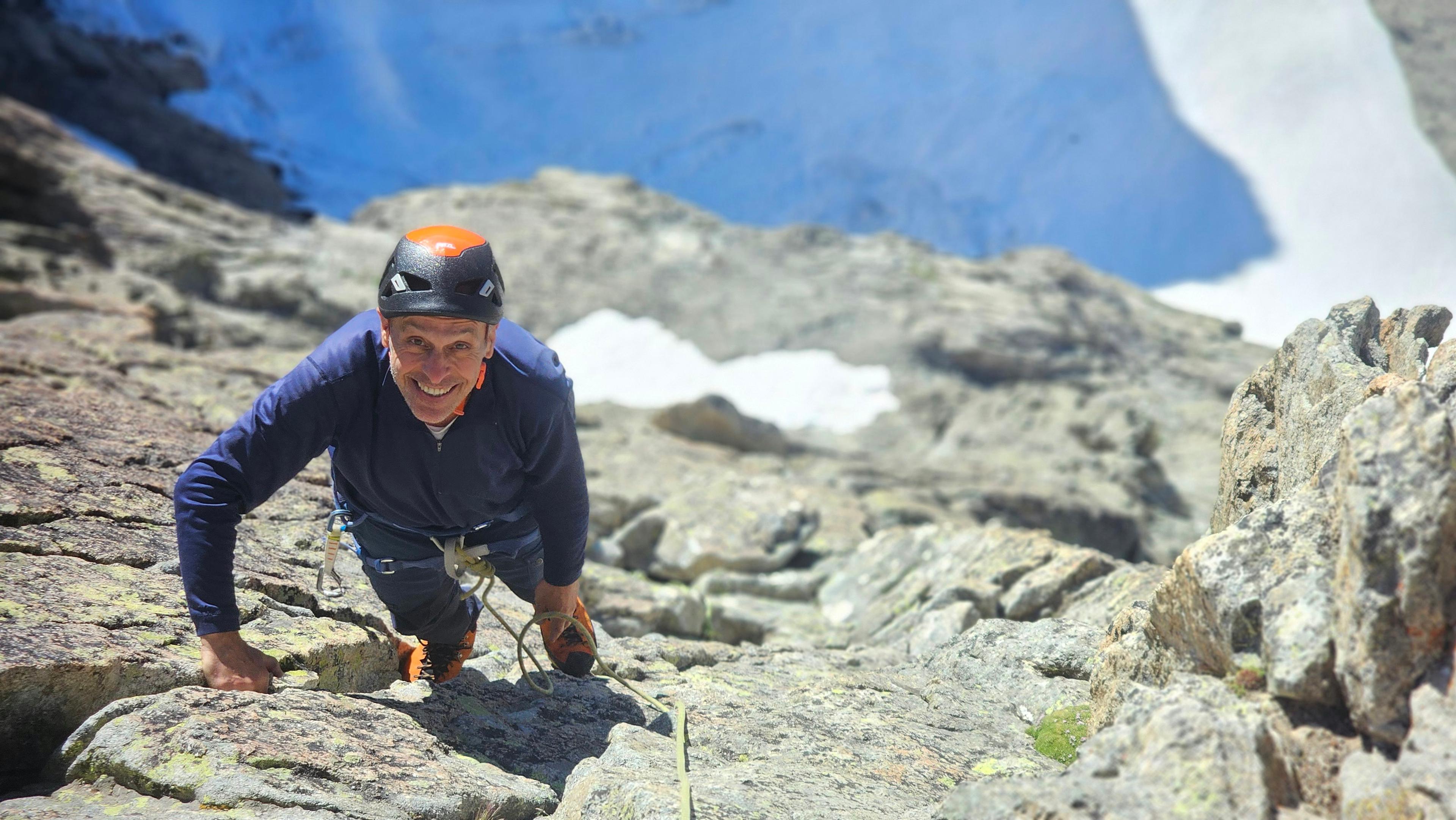 Alpiniste encordé sur la dalle rocheuse de l'Aiguille Centrale du Soreiller