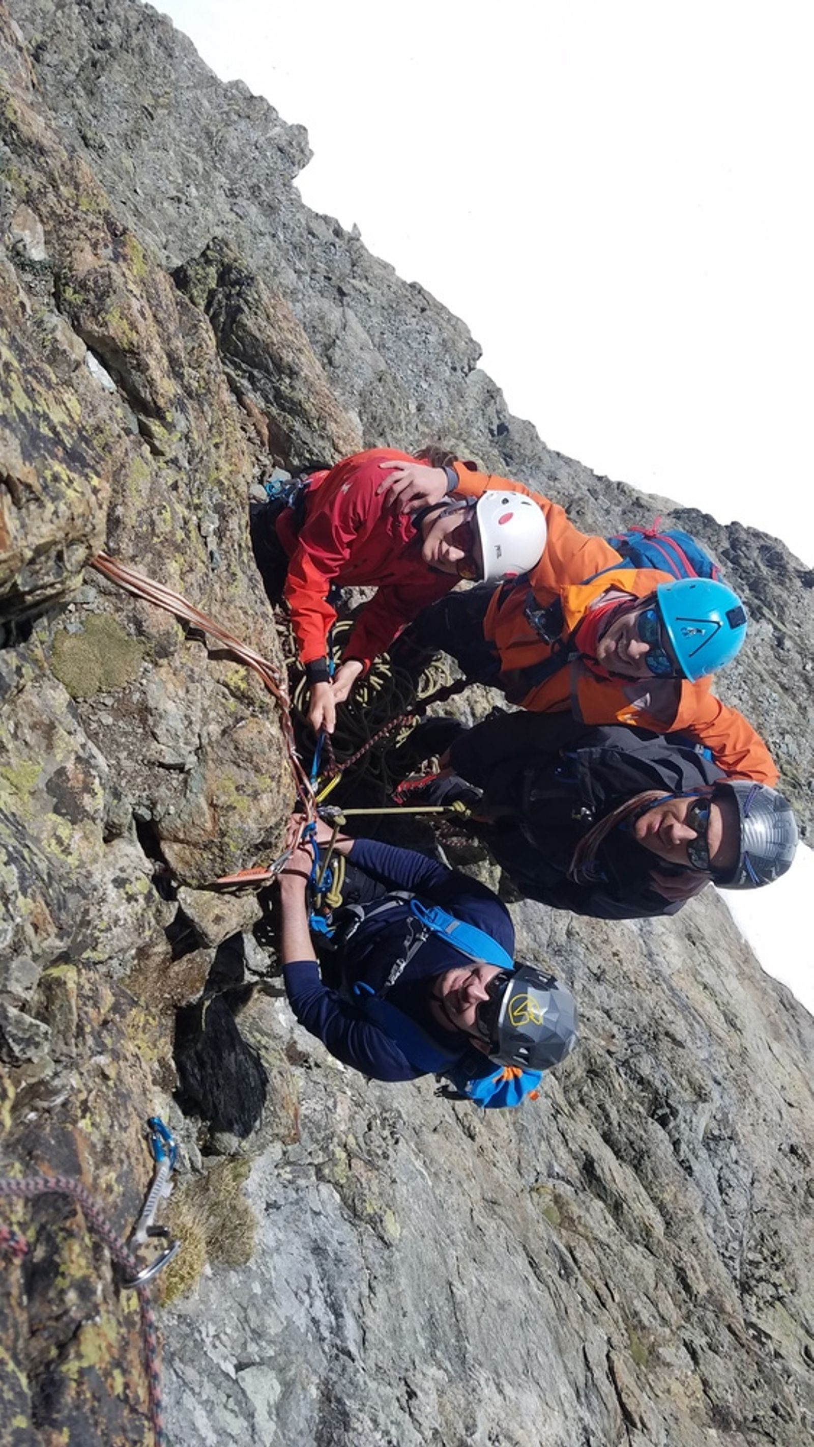Les participants regroupés au relais sur la paroi de la pointe Étienne.