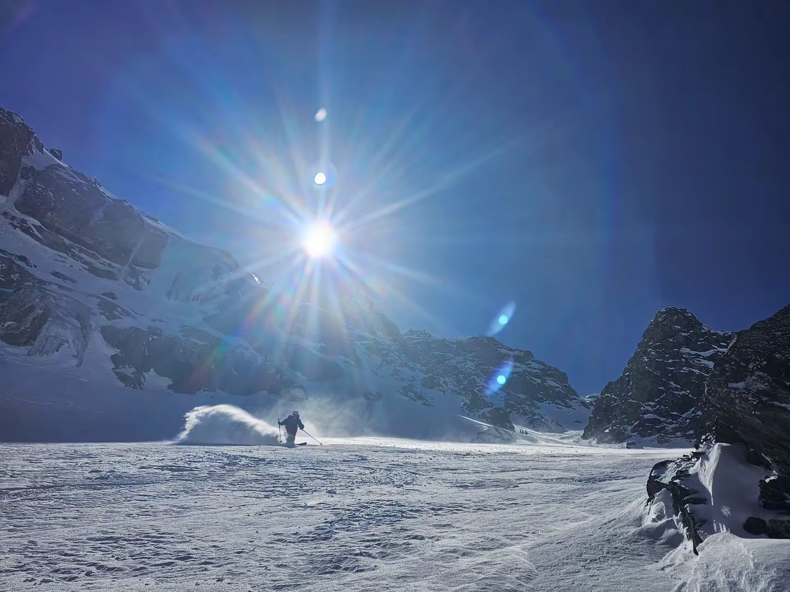 A la descente dans le ravin des Baumes, la neige vole