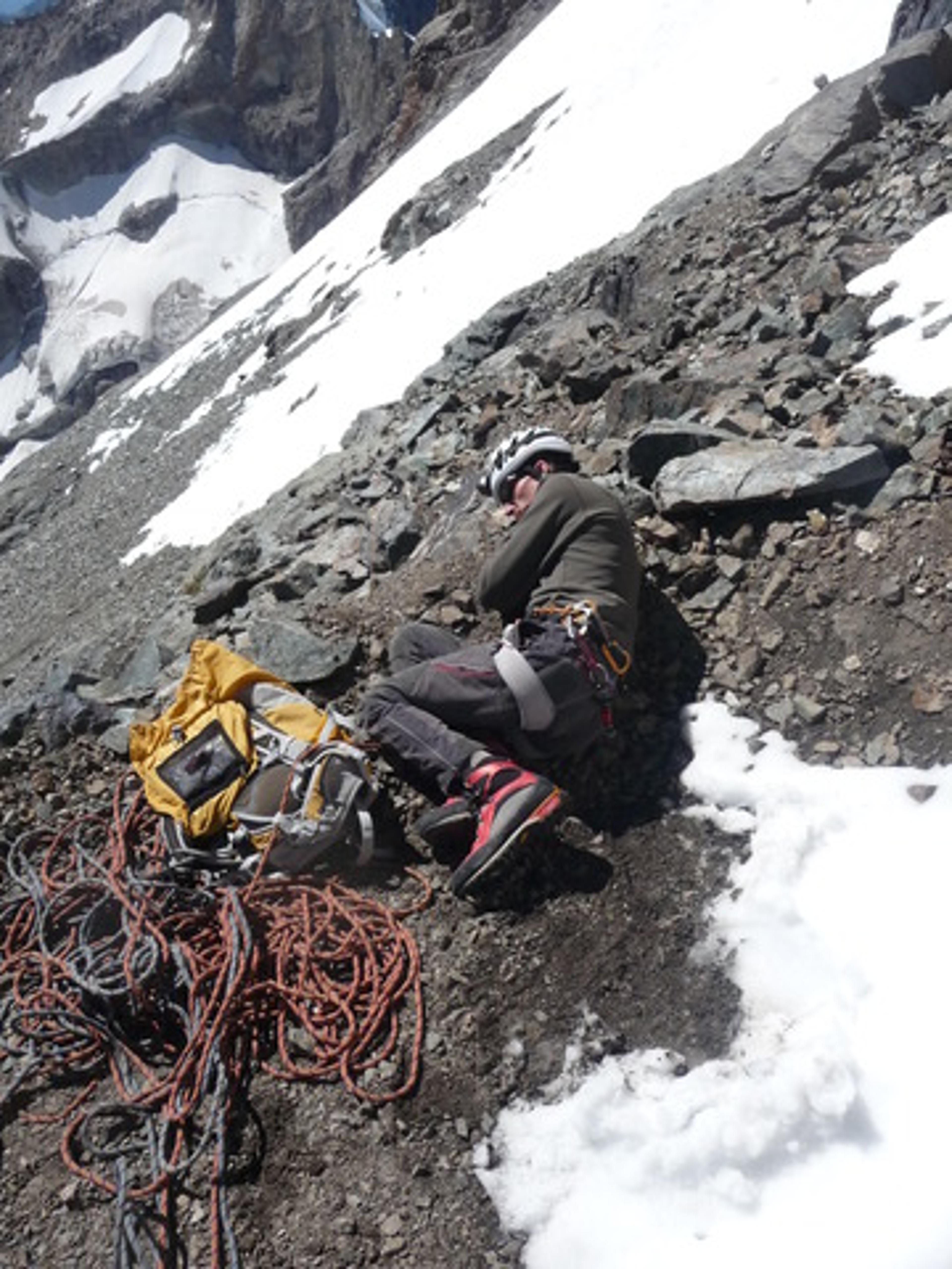 Sieste au bivouac du glacier Carré, Meije, grand Pic