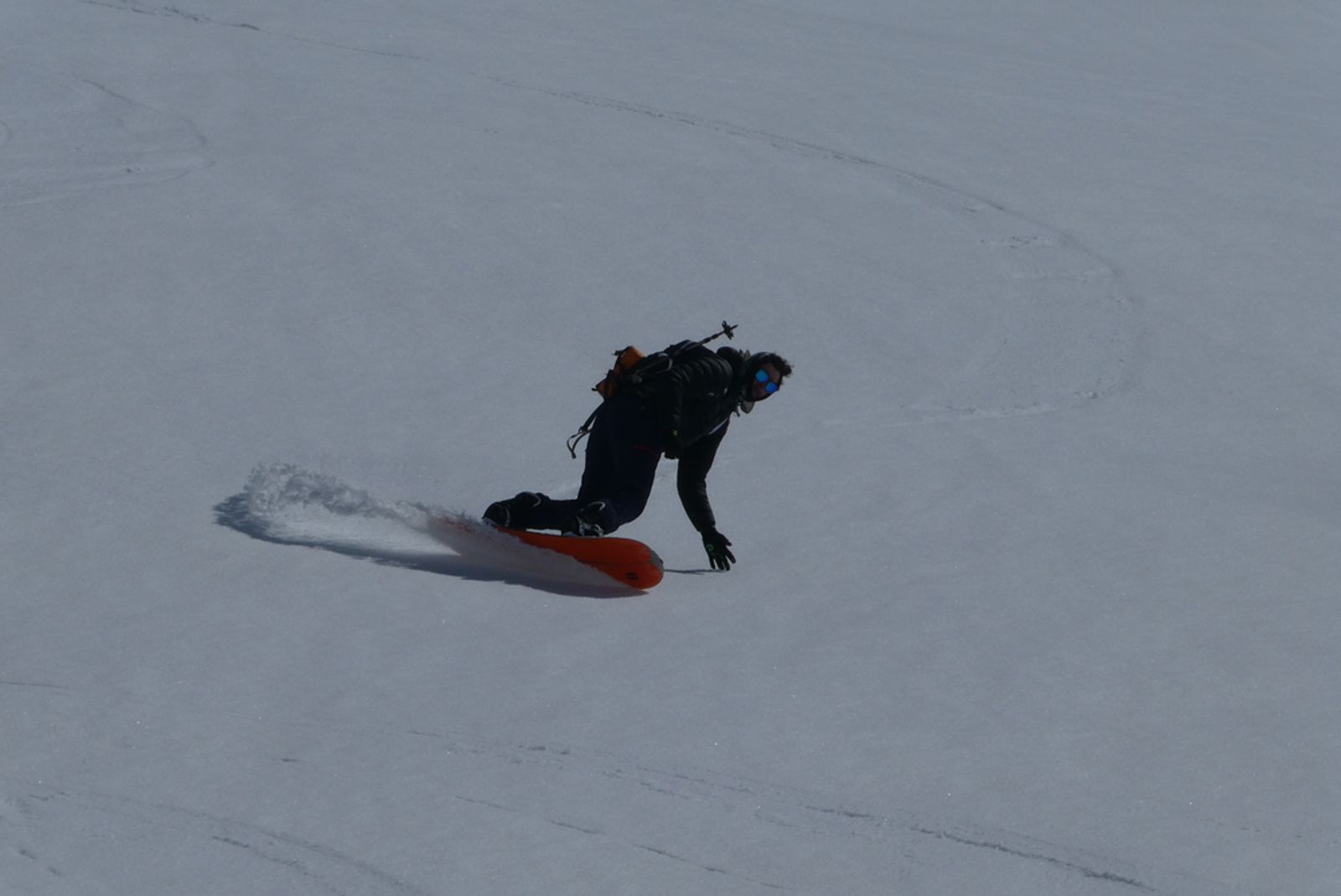 SPlitboarder fait un beau virage en posant la main sur la neige