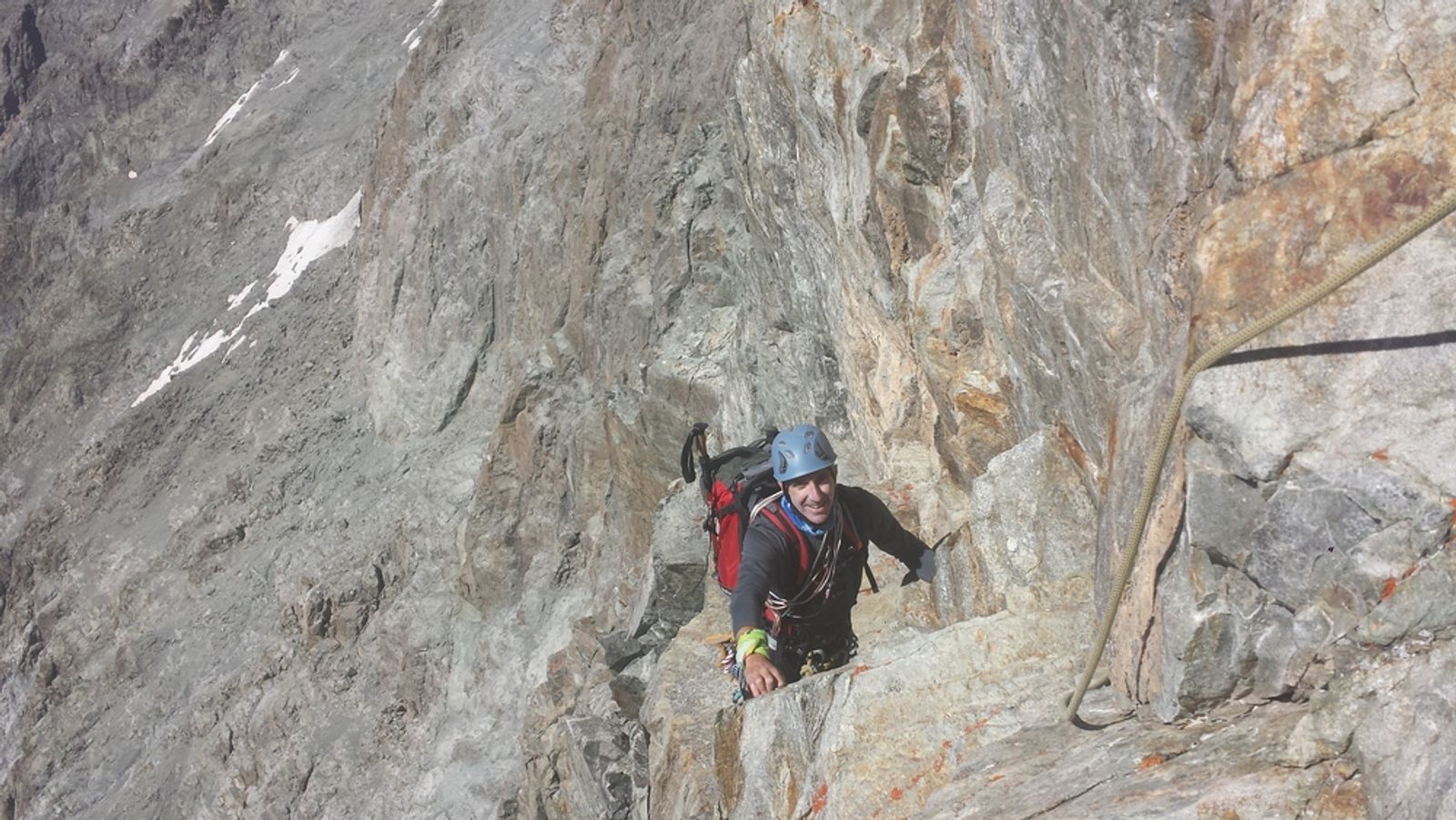 Ivan franchissant un passage rocheux raide à la sortie du crux du pilier sud de Barre Noire