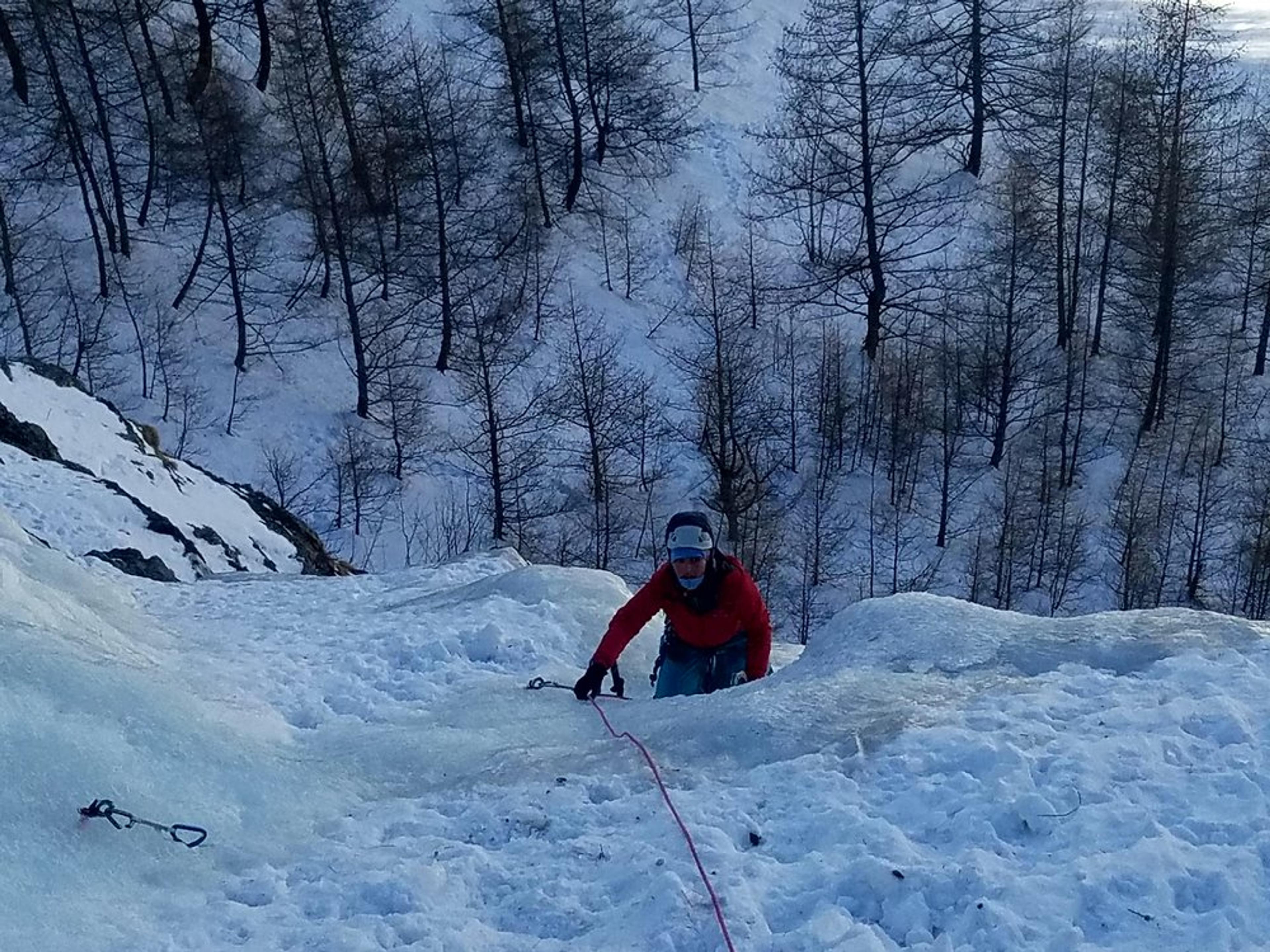 Initiation cascade de glace - Paulo Folie - Louise dans la première longueur