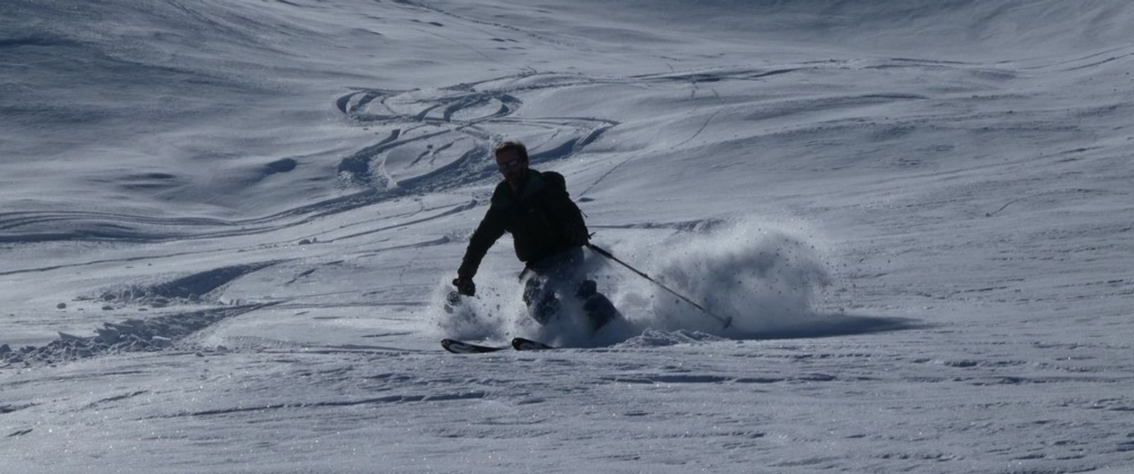 Régis en virage dans la poudreuse sur les pentes de la Blanche.