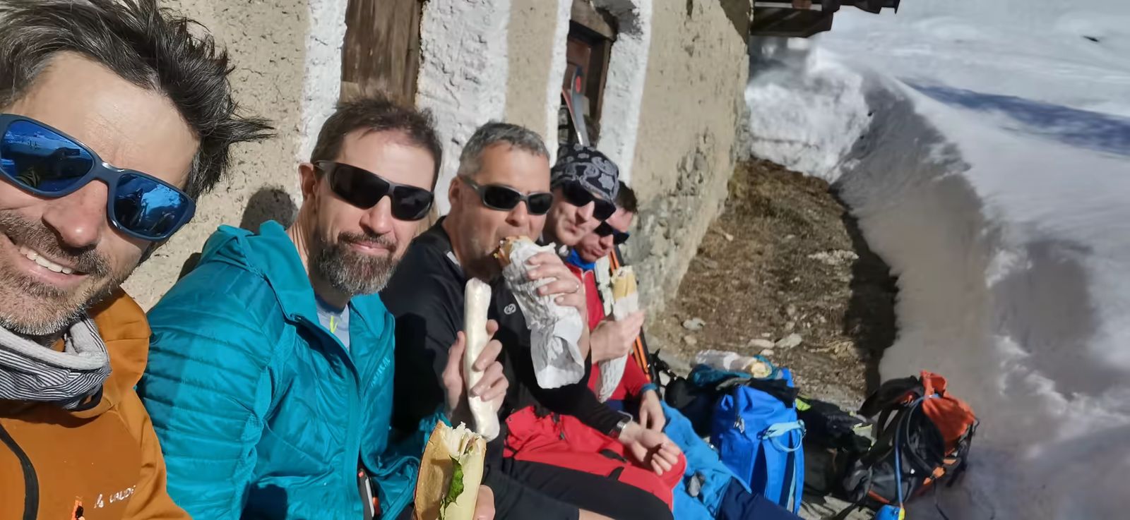 Pique nique du groupe au soleil devant une maison en Tarentaise