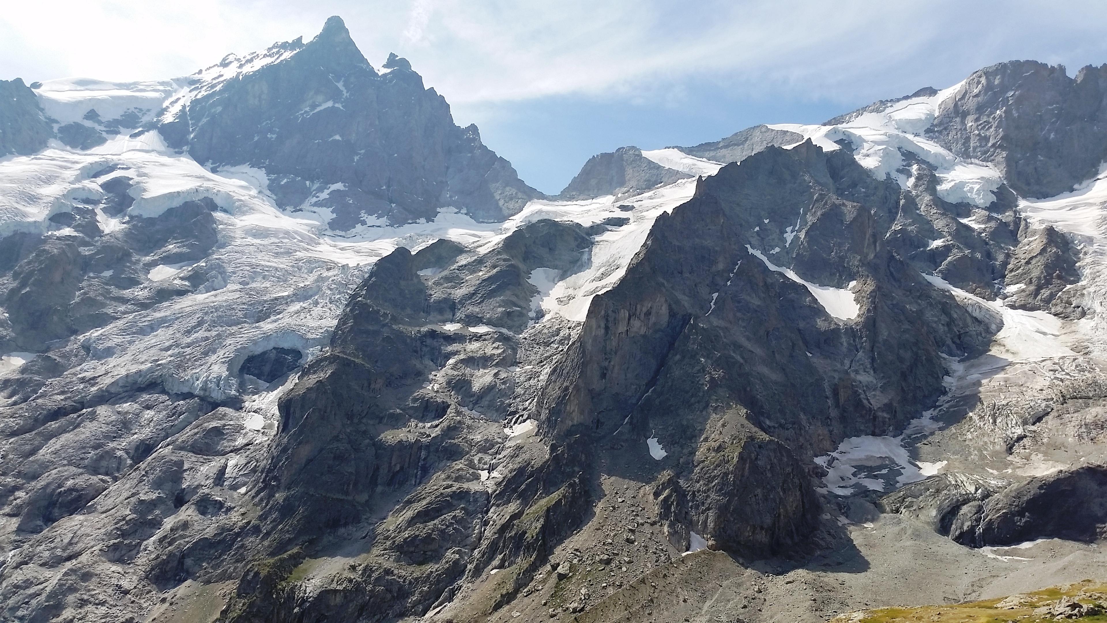 Vue sur la Meije et ses glaciers dans le massif des Écrins