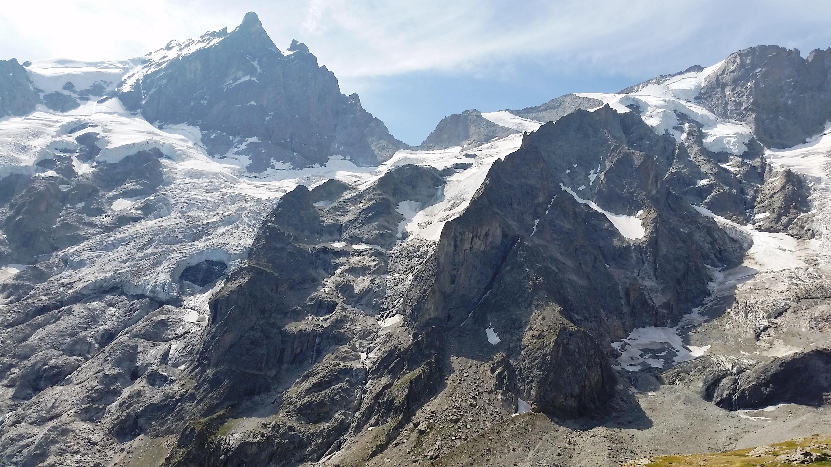 Vue sur la Meije et ses glaciers dans le massif des Écrins