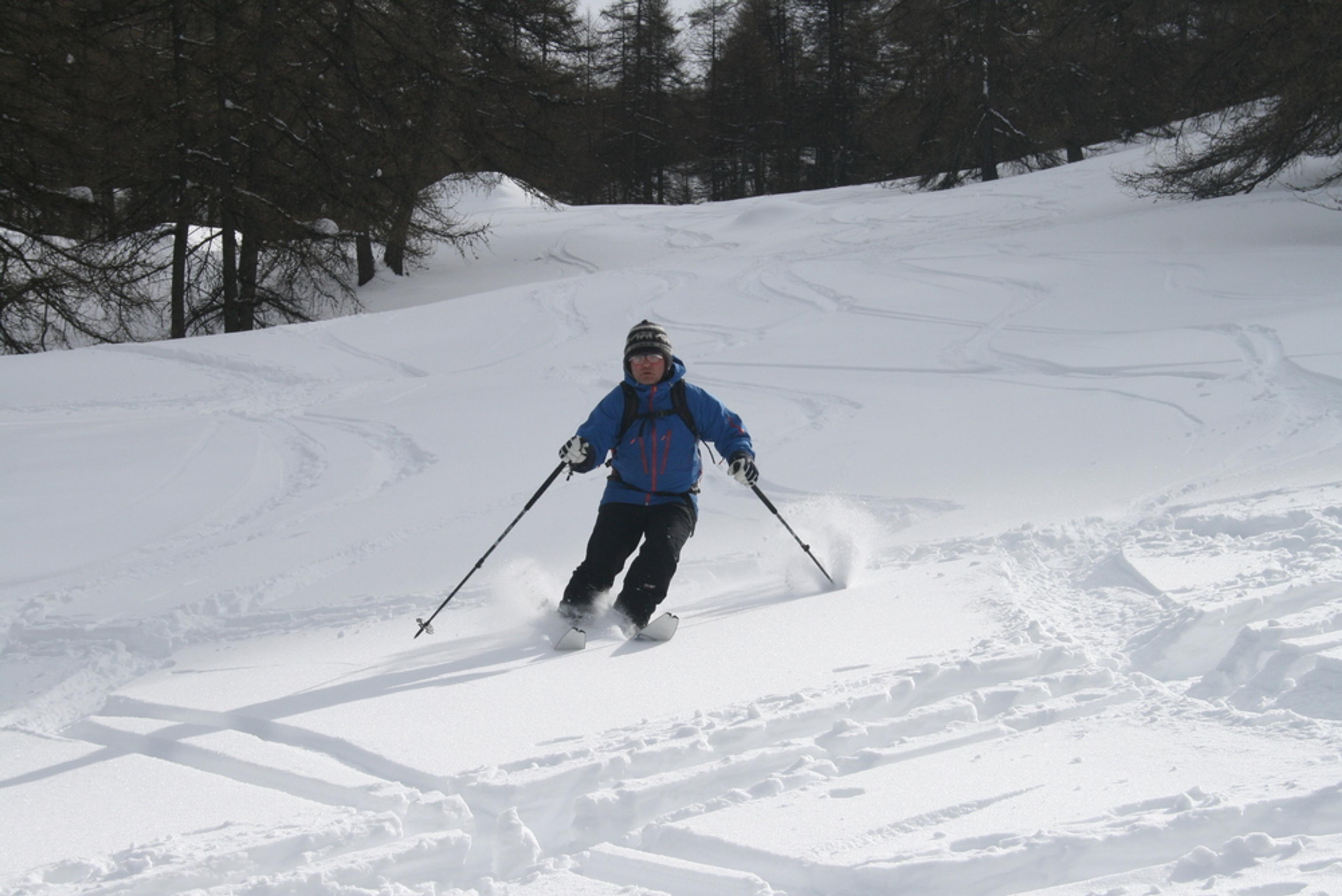Karl, posé dans la poudre tassée