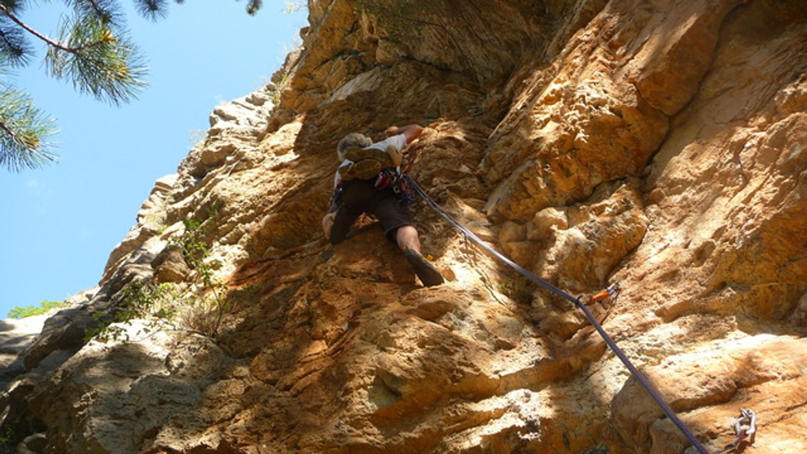 Dans la première longeur en 6a