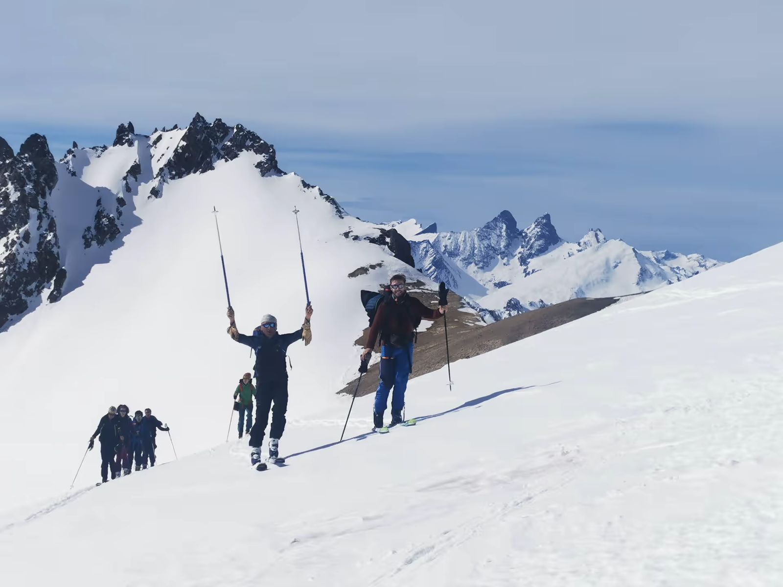 Groupe en montée vers un col pendant un raid à ski dans les Cerces