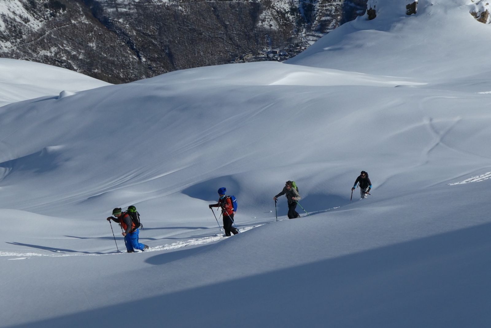 Groupe de skieurs de randonnée en train de monter