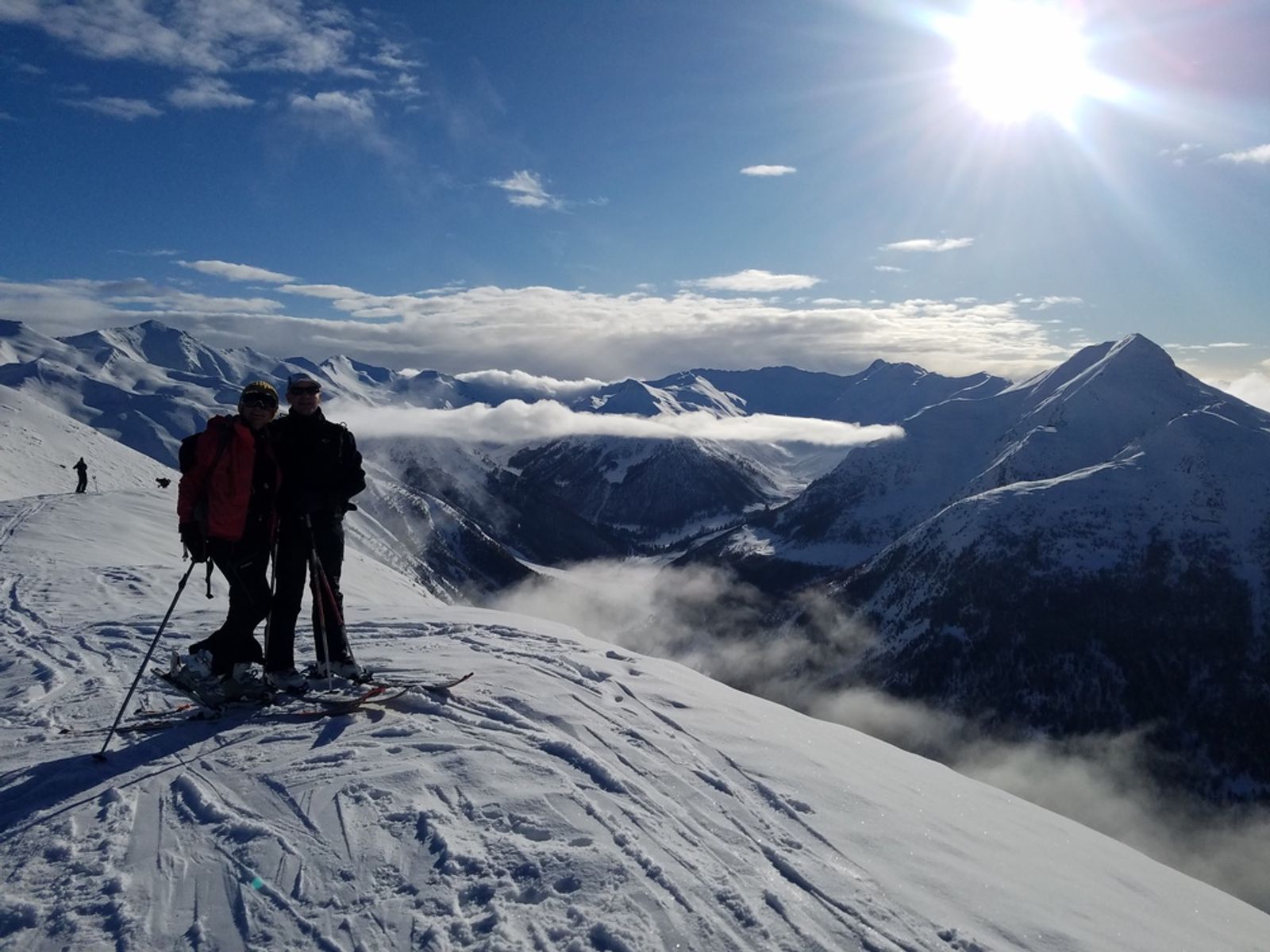 Deux membres du groupe freerando Crévoux prennent la pose sur les crêtes de la Ratelle