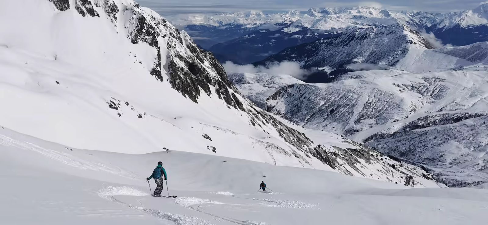 Skieurs dans la poudreuse pendant une sortie Freerando en Tarentaise