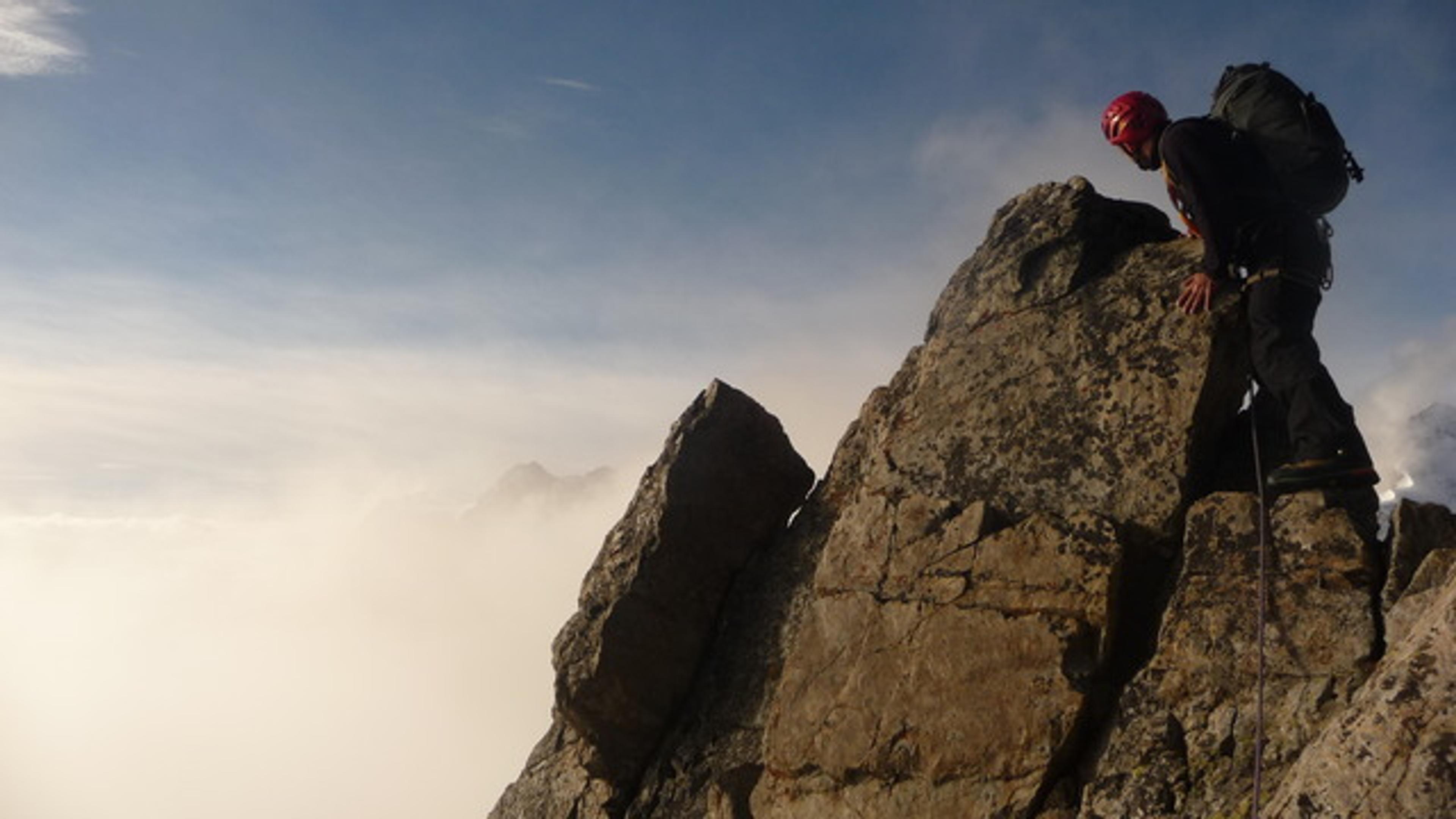 Rémy grimpe sur l'arête sud du glacier blanc