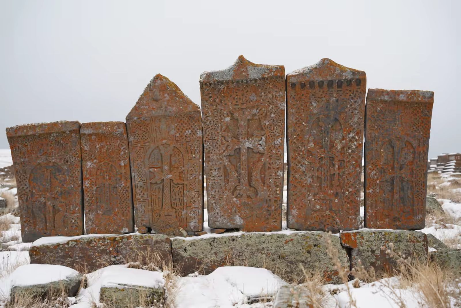 Ensemble de khatchkars arméniens dressés dans un paysage enneigé