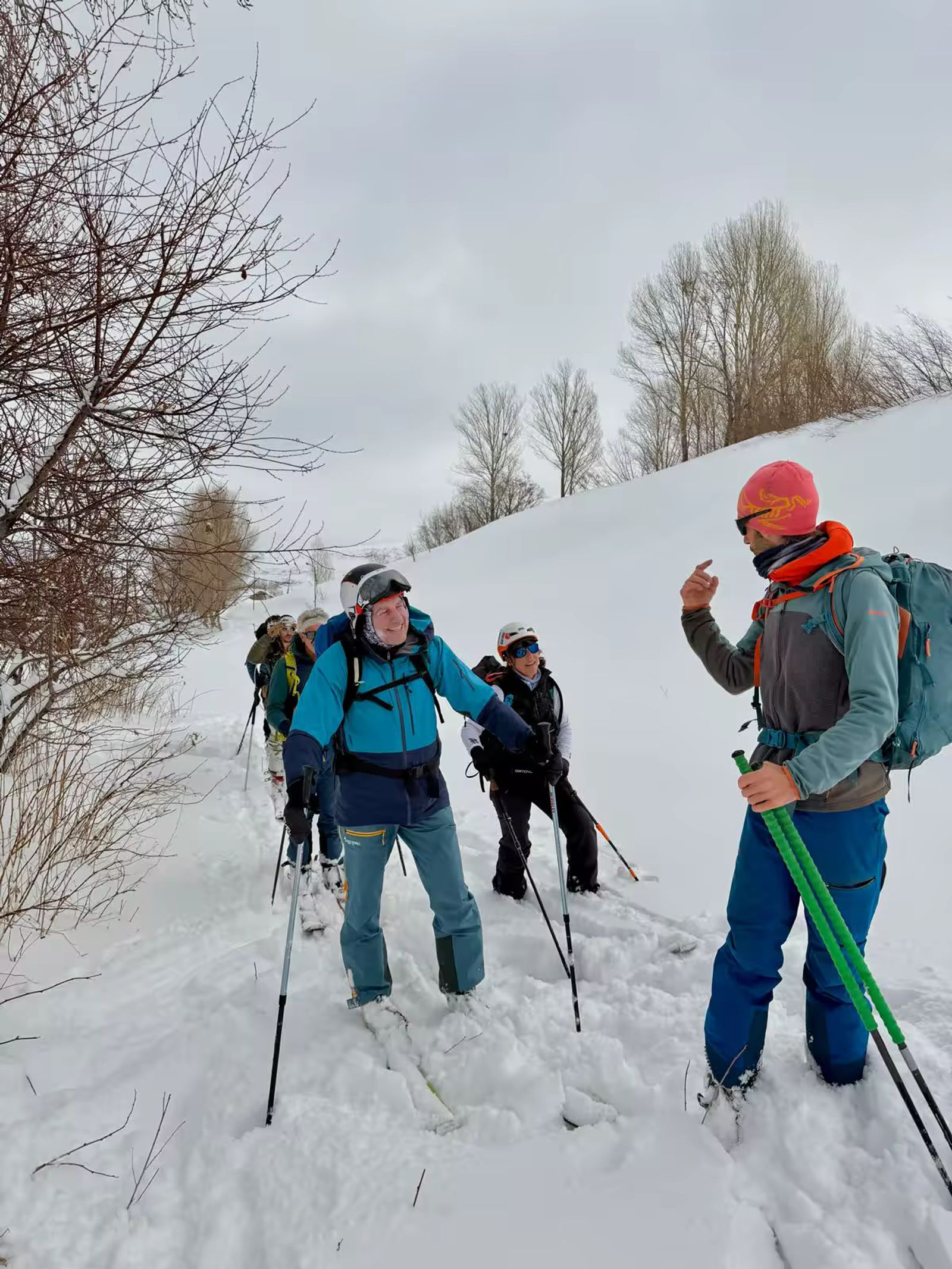 Guide qui parle à son groupe dans un paysage de neige en Arménie